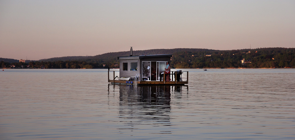 Göteborgs Bastuflotte i skymningen i sjön Aspen i Lerum.