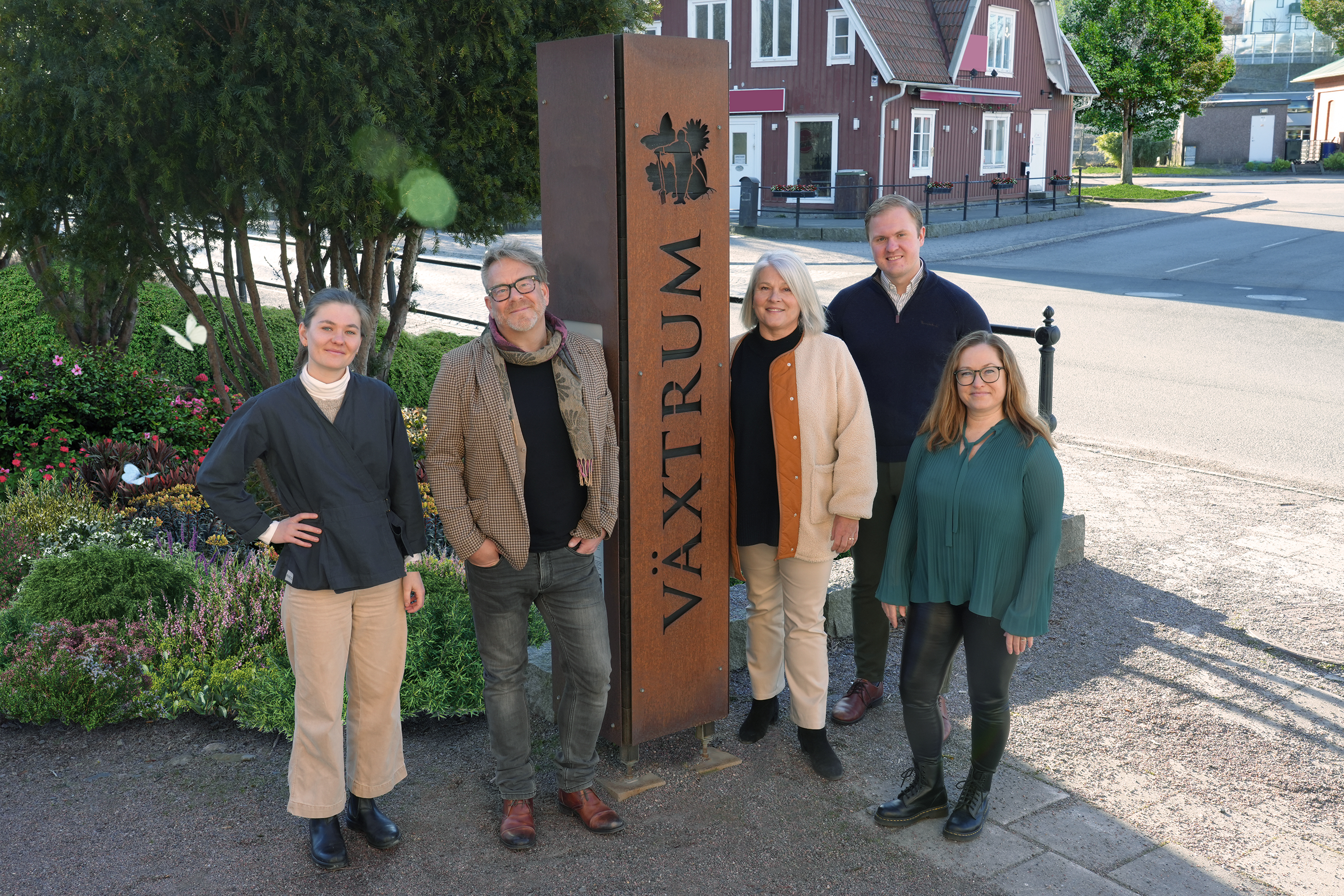 Fem personer står framför en av trädgårdarna.
