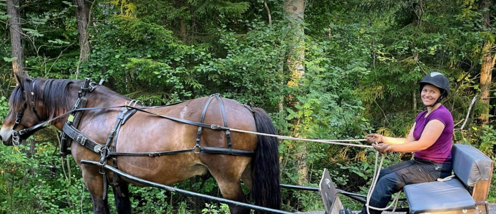 kvinna som rider med häst 