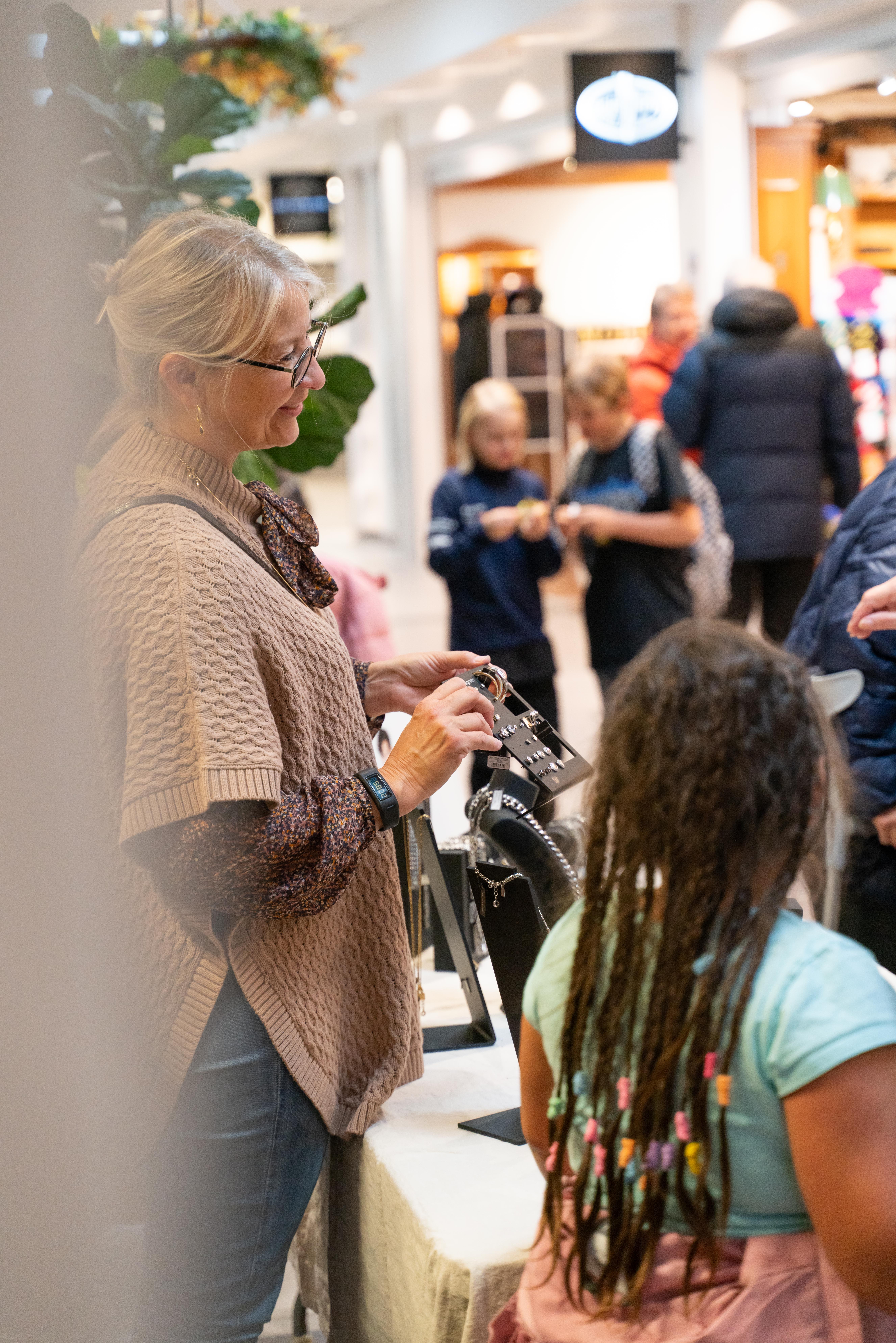 köpcentrum med personer som shoppar