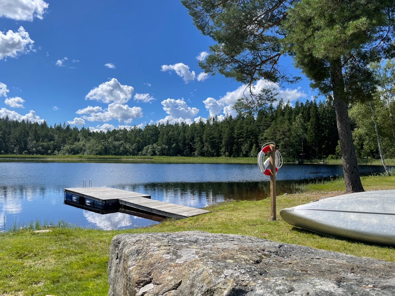Gråbogården, brygga med vatten och grön omgivning