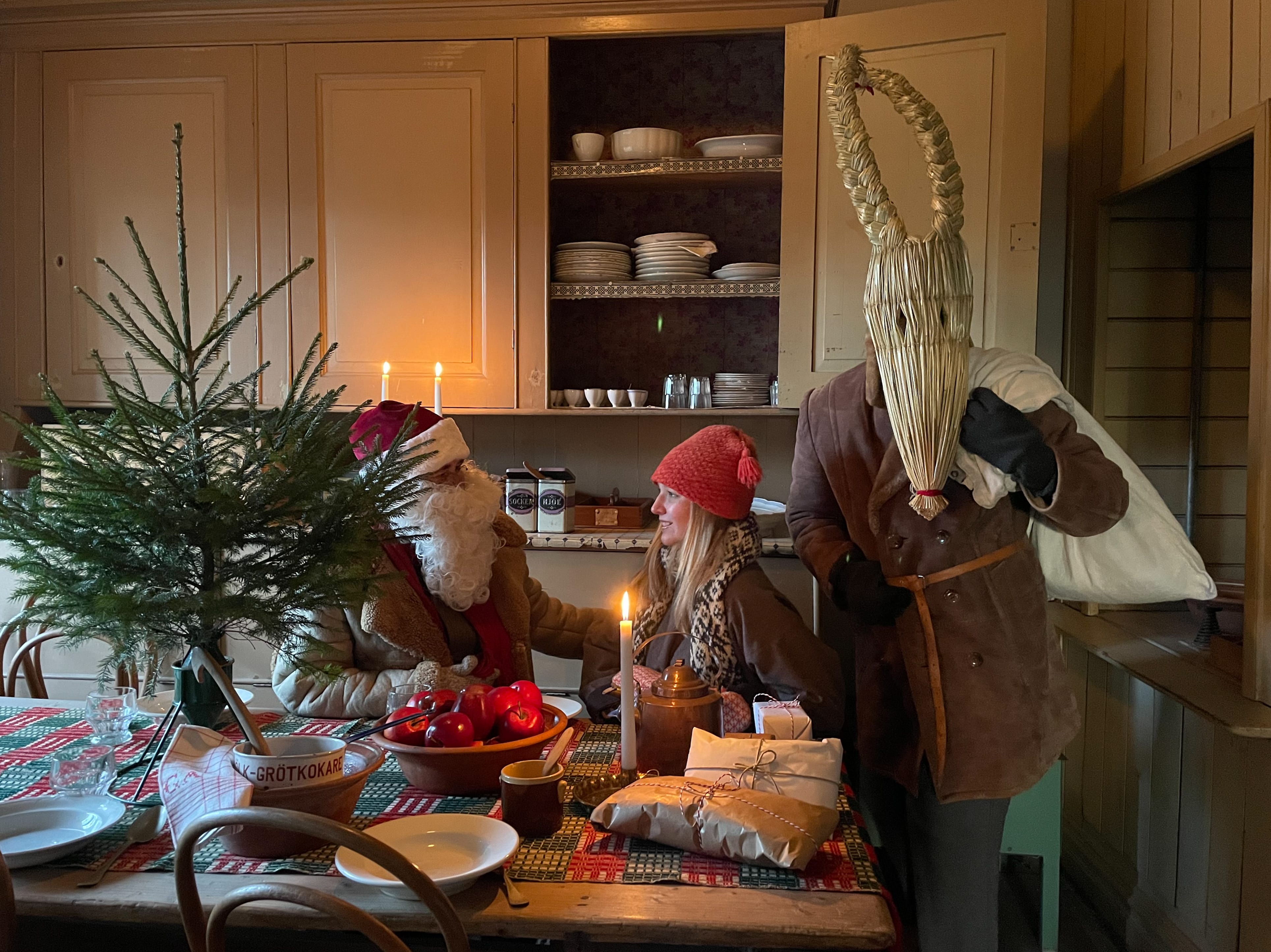 Ett barn träffar tomten och julbocken i slottsköket i Nääs Slott.