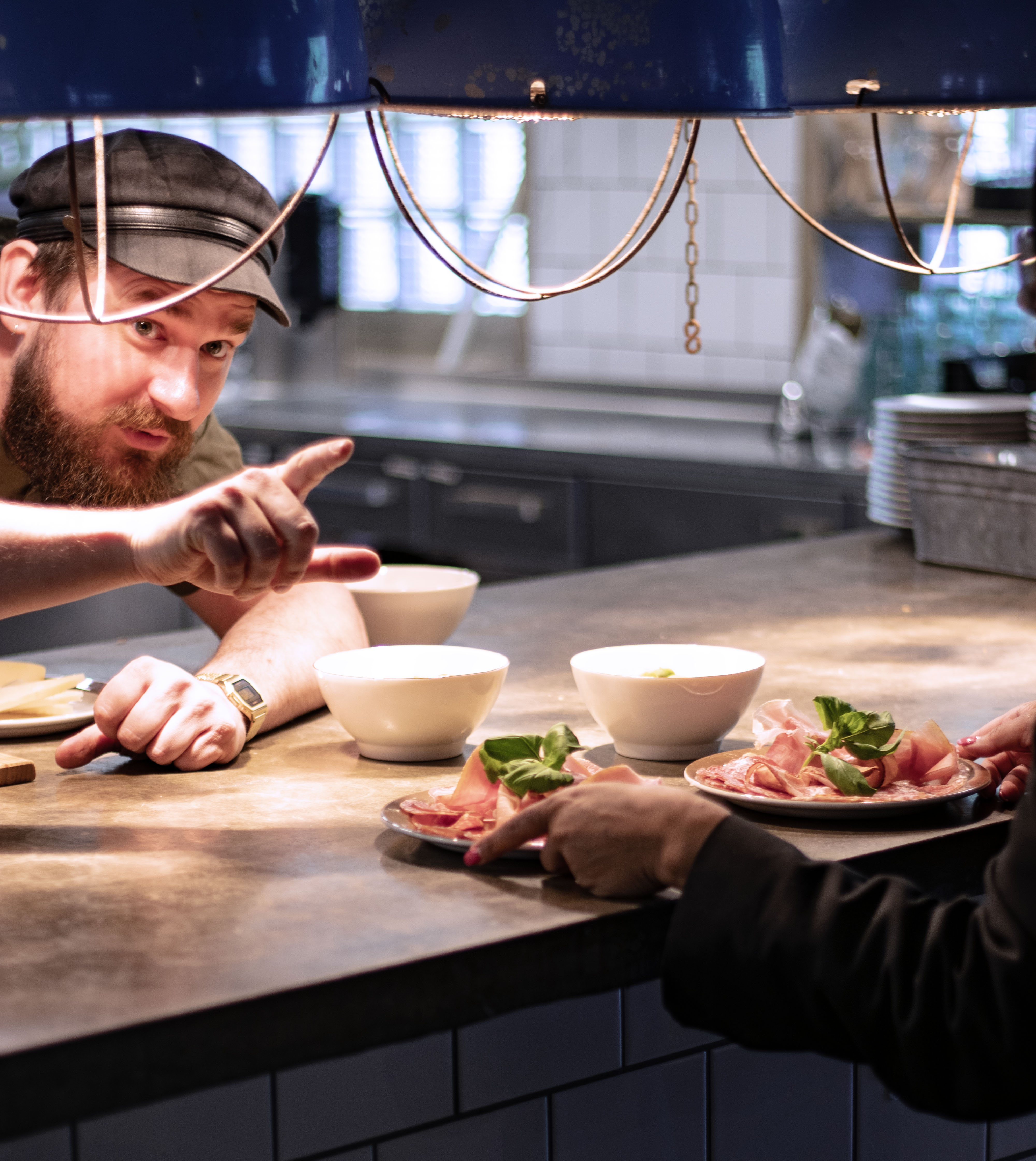 kökslucka med mat och kock