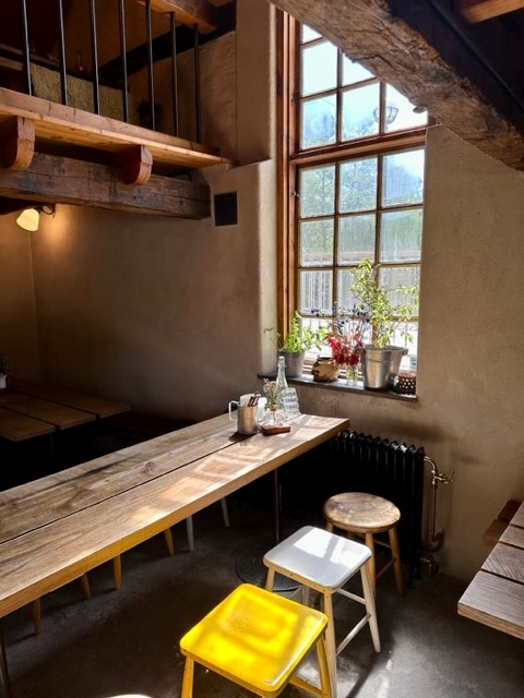 fönster i gammal byggnad med bord