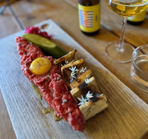 mat på träbricka och flaska med dryck