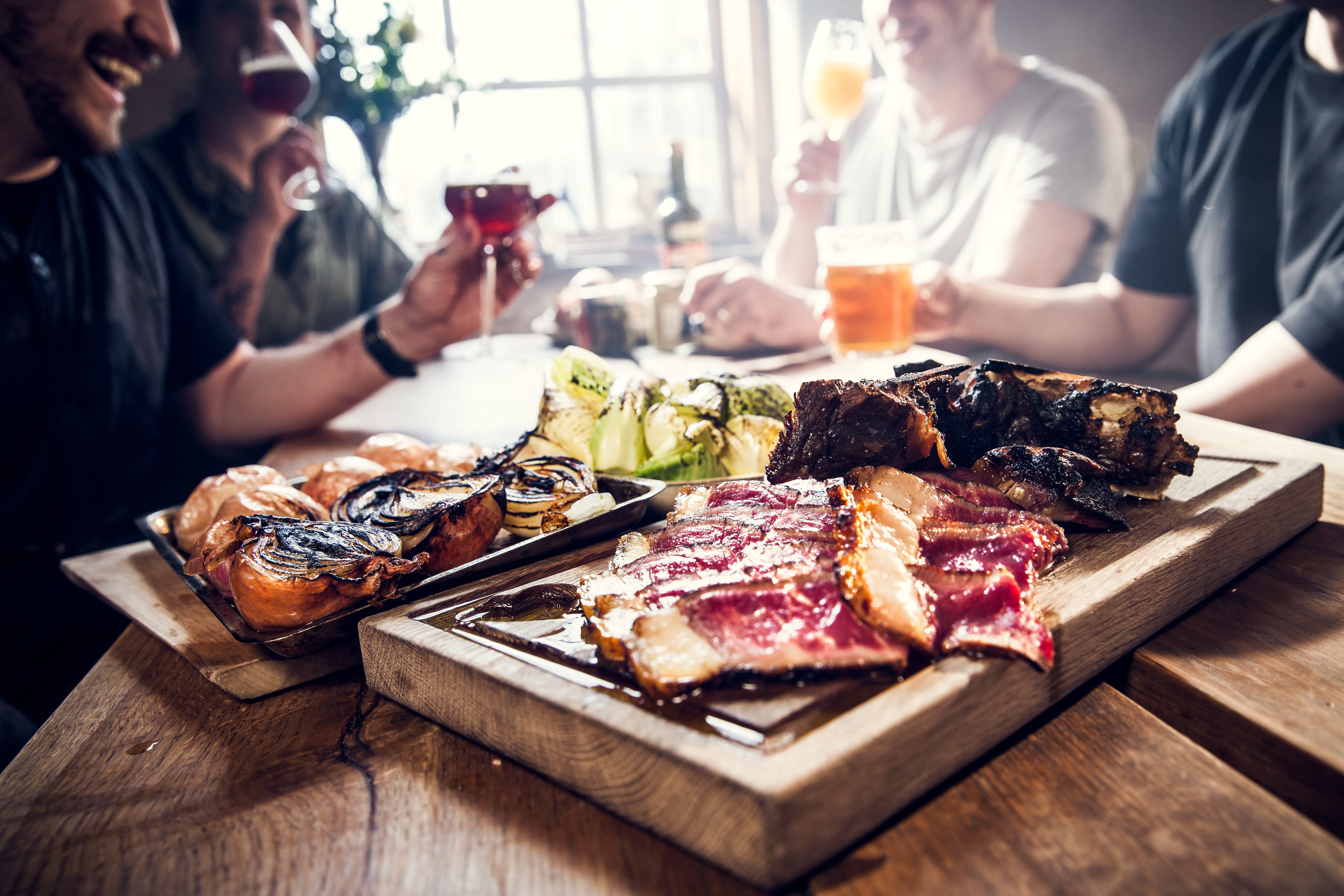 Jernbruket mat och människor vid bord