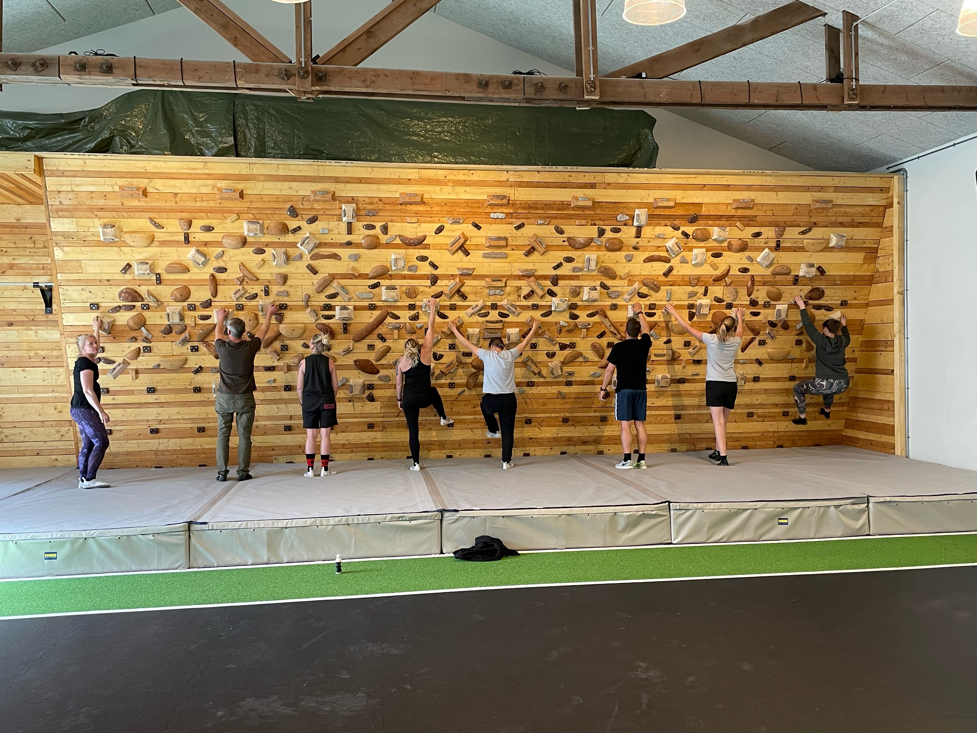 ungdomar som klättrar på trävägg