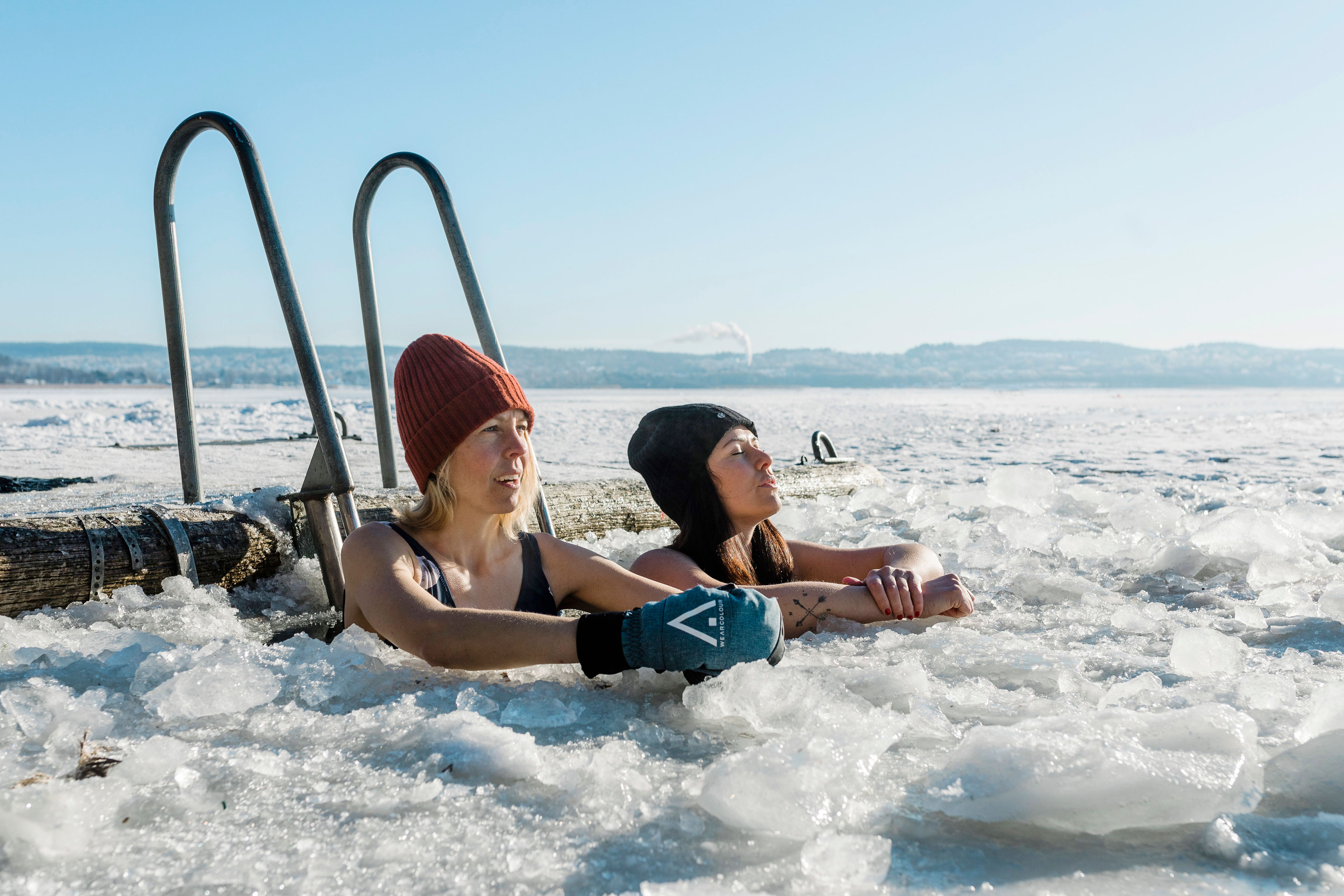 kallbada, två kvinnor i isigt vatten