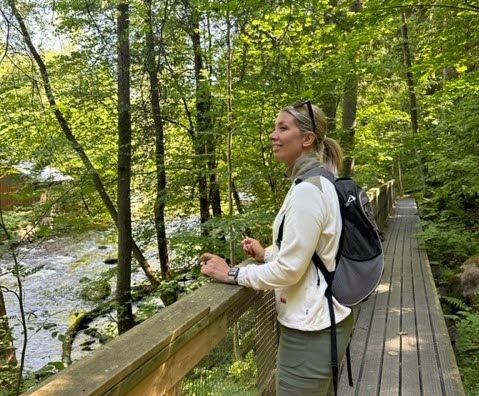 kvinna som går i skogen