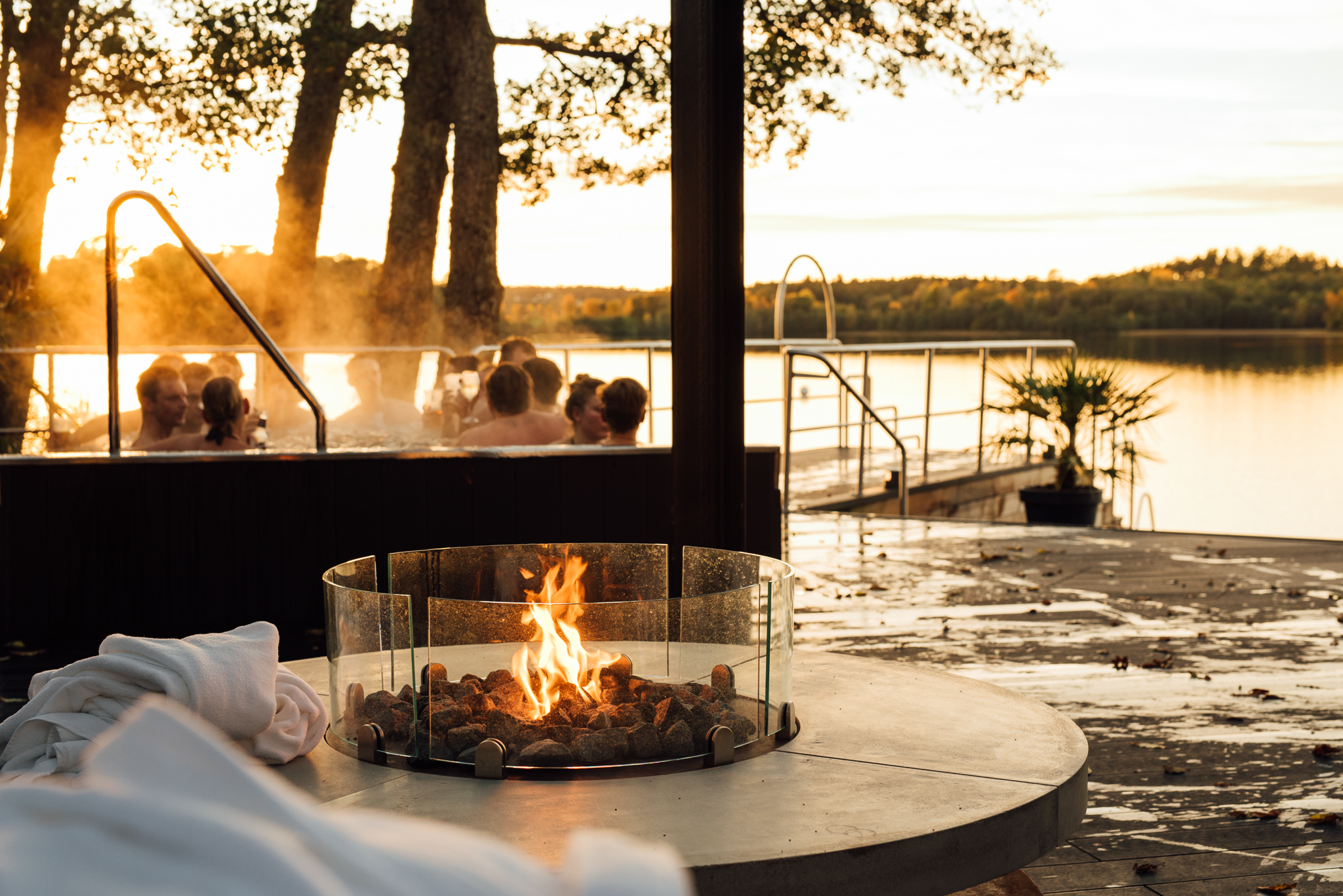 nääs fabriker, badhuset utomhus vid sjö, höst och bubbelpool, sävelången