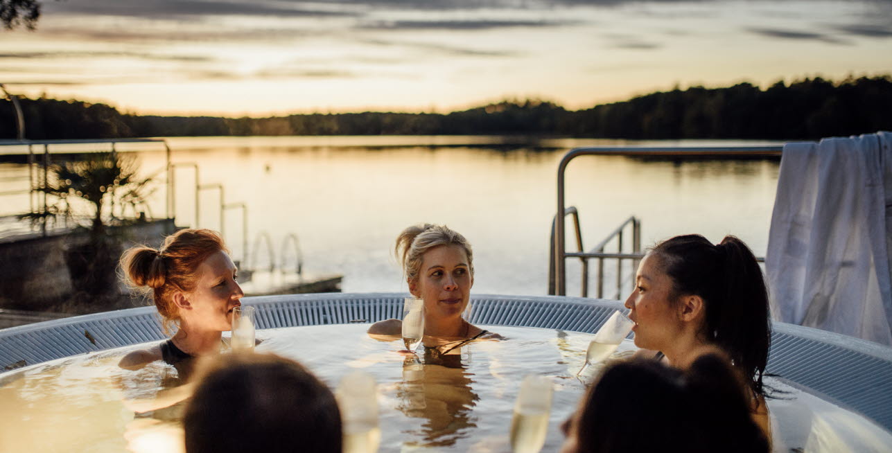 kvinnor som badar jaccuzi på kvällen