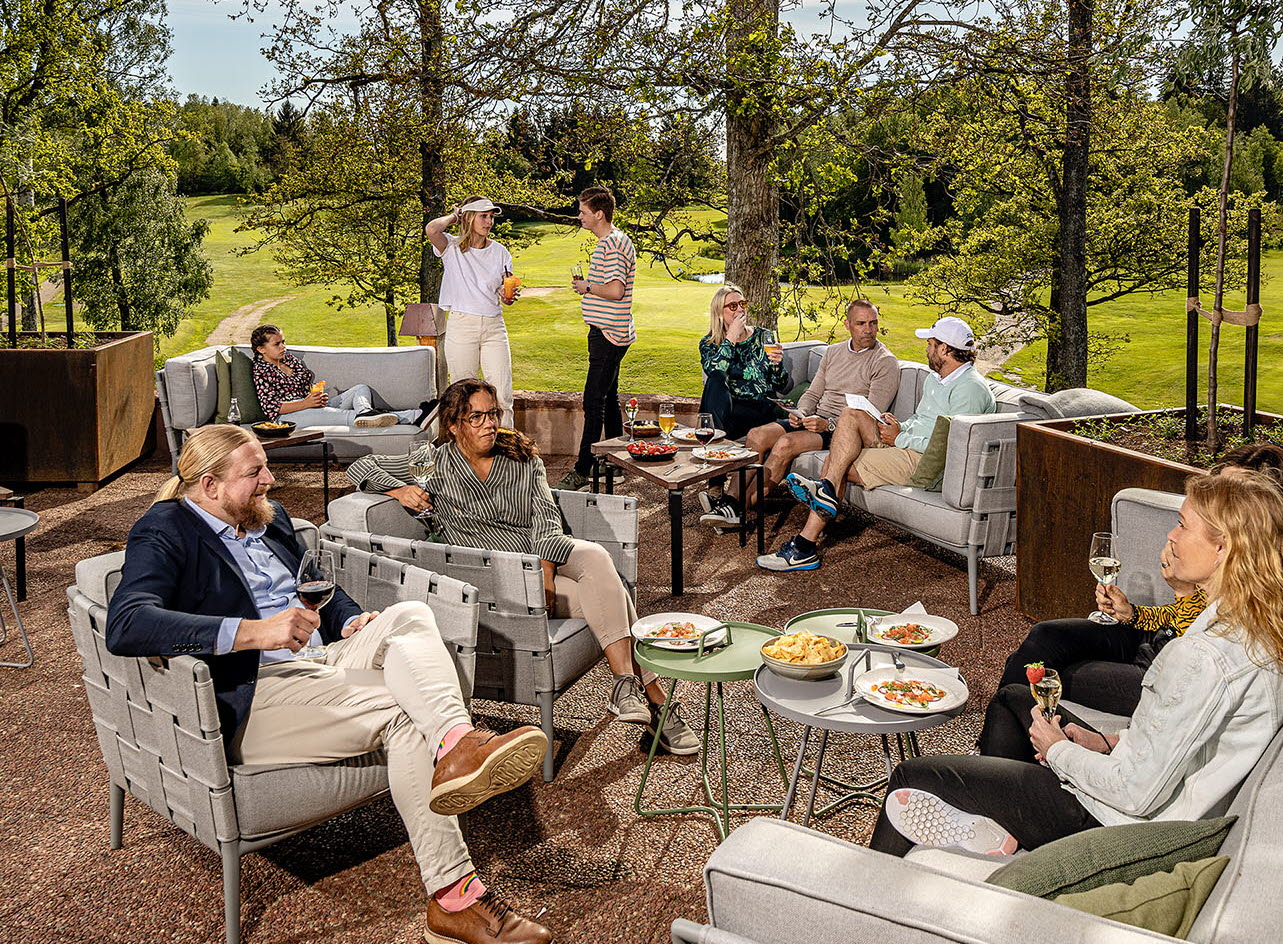 öijared resort, mat och människor på terass