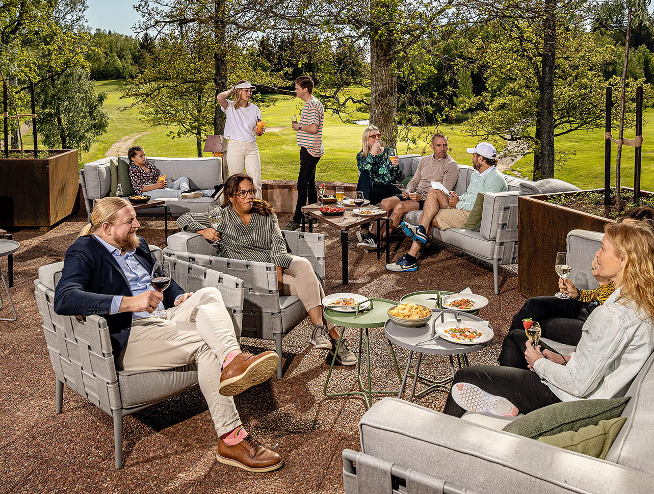 öijared resort, mat och människor på terass