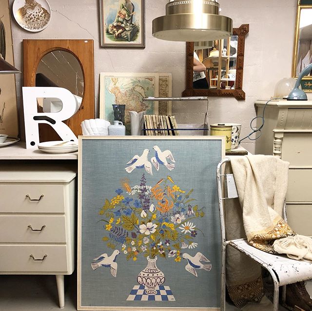 Bild på en mängd retroprylar till försäljning - allt ifrån tavla, byrå, spelgel och lampa till stol och kobratetelfon.