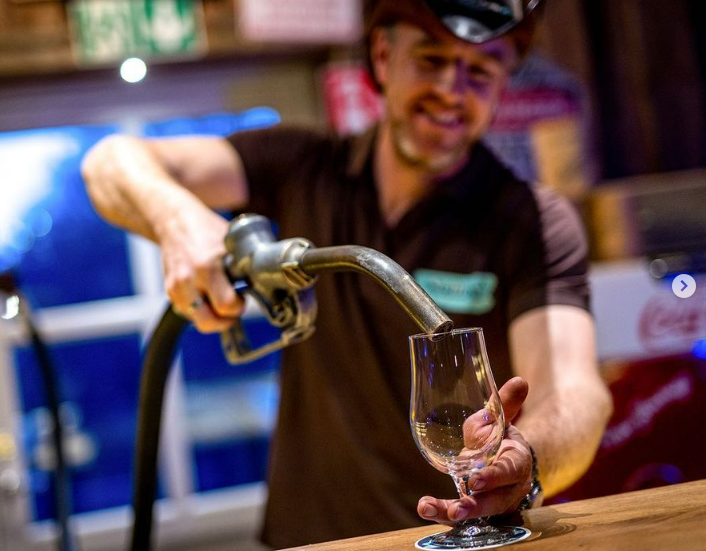 Nellies Diner, häller upp öl med pump