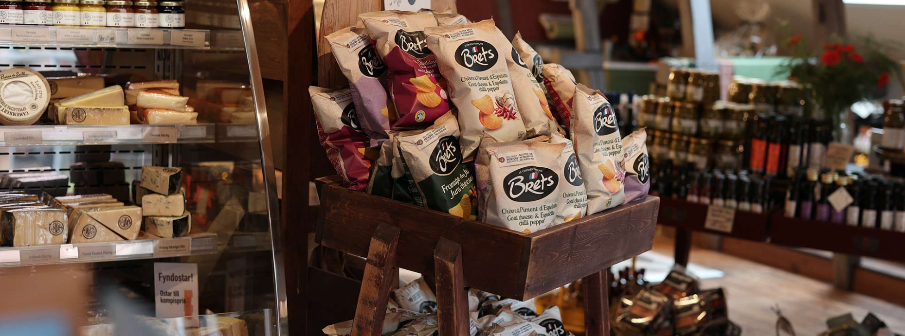 bild på delikatesser såsom chips, ost, marmelader och mer.
