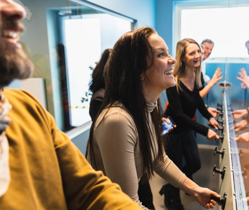 vuxna som spelar spel inomhus