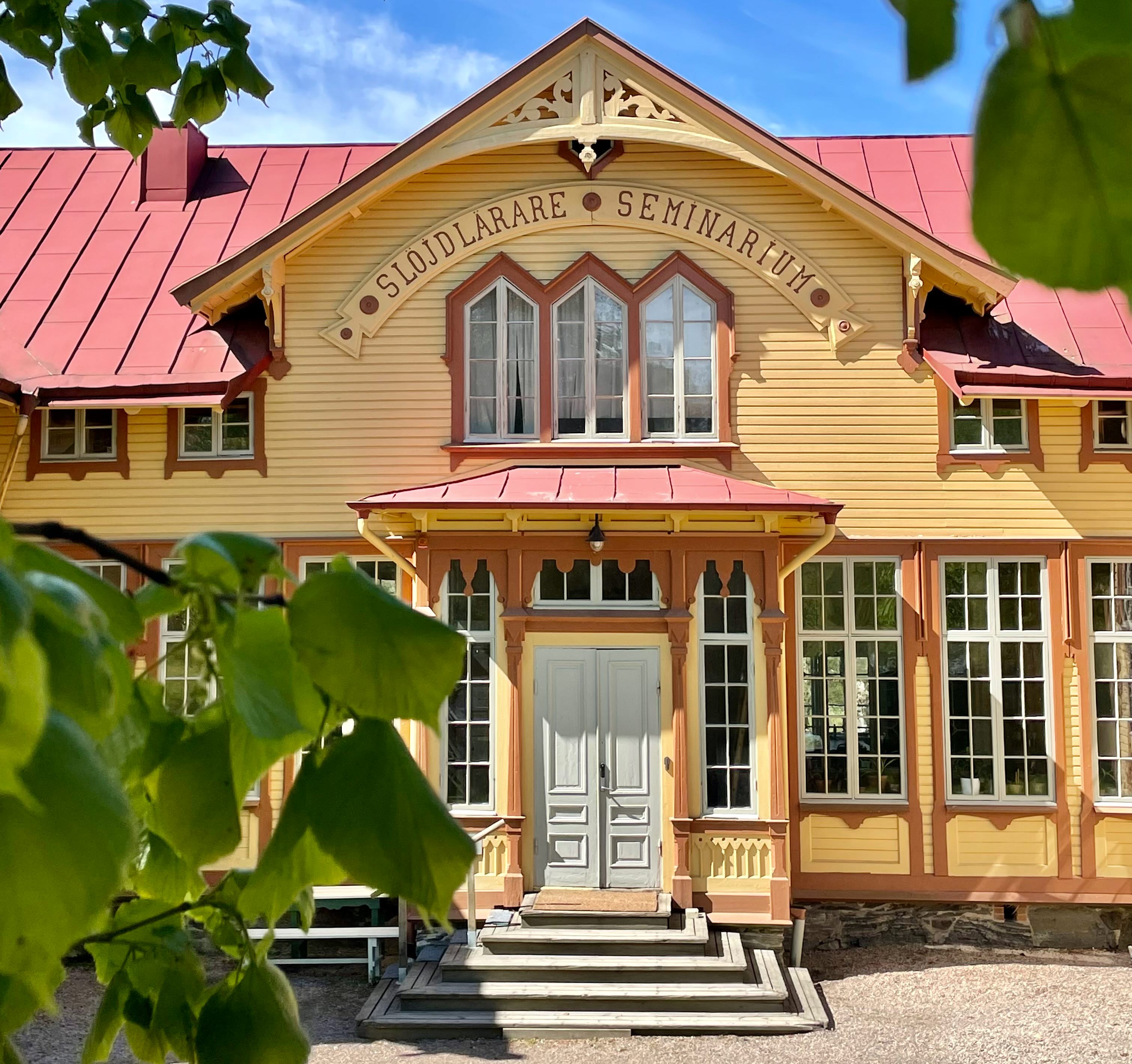 vacker historisk byggnad i fint väder