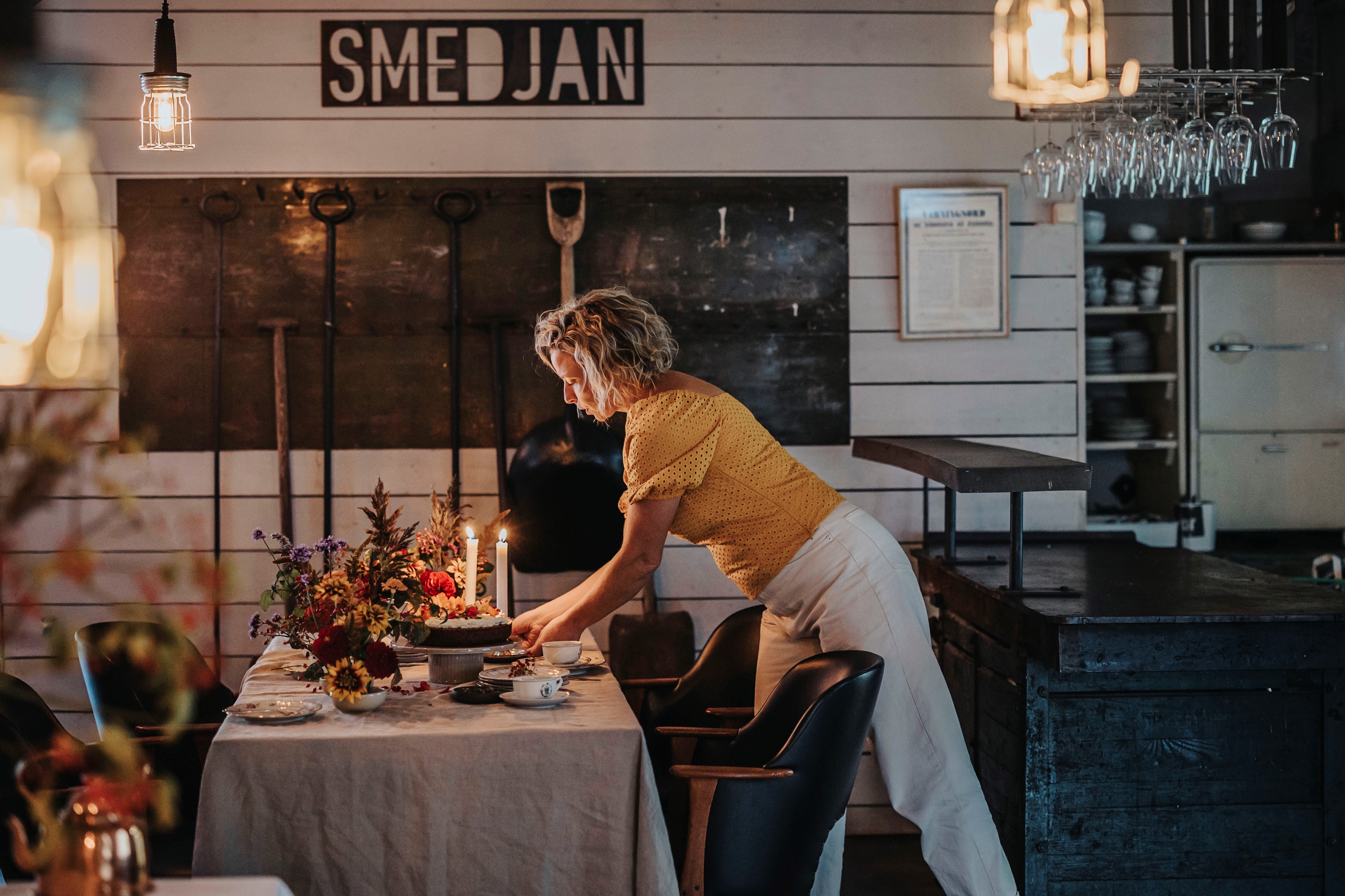 kvinna som dukar festligt bord