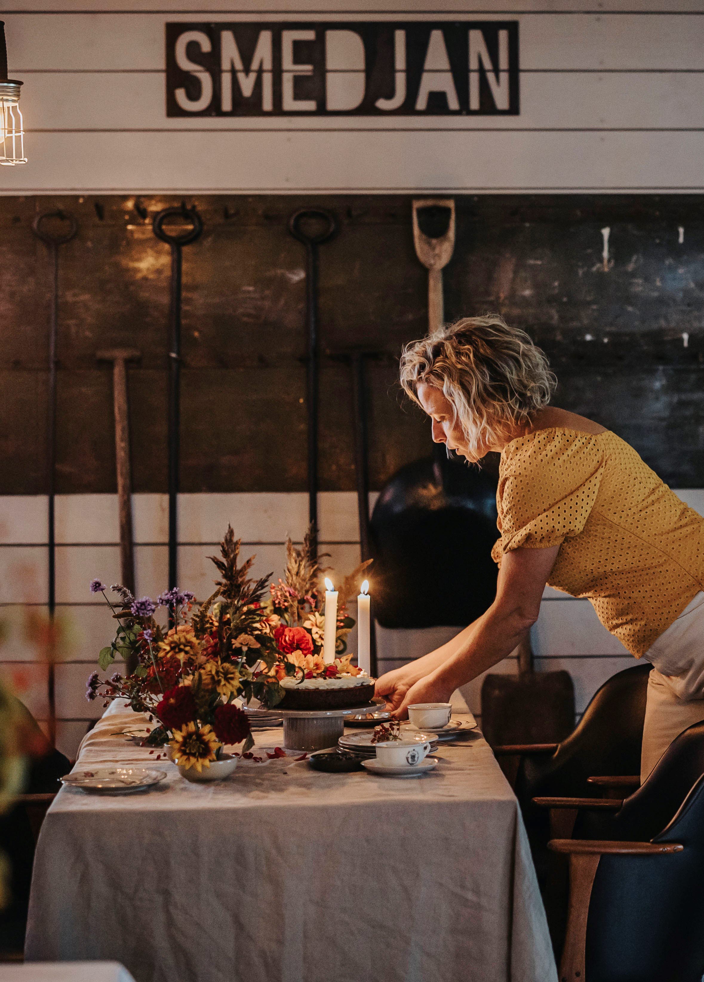 kvinna som dukar på bord för fest