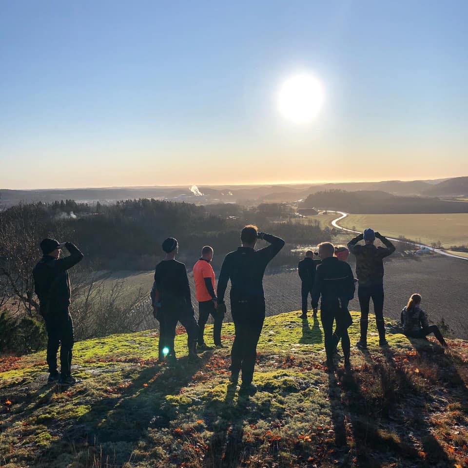 Vandare på ett berg, solen skiner