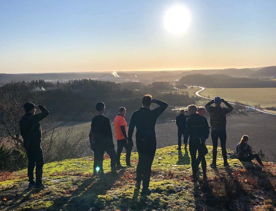 Vandare på ett berg, solen skiner