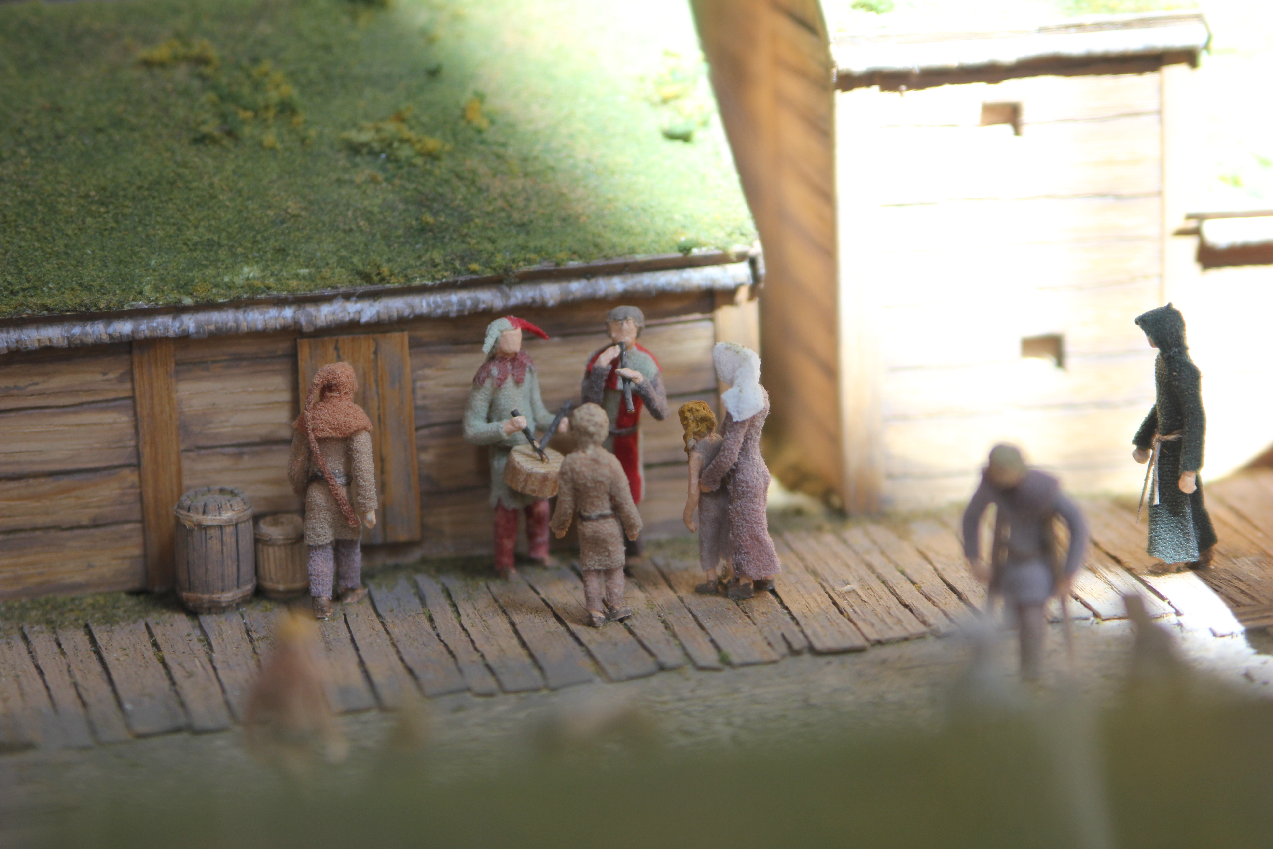 Modell av medeltida gata med hus och människor