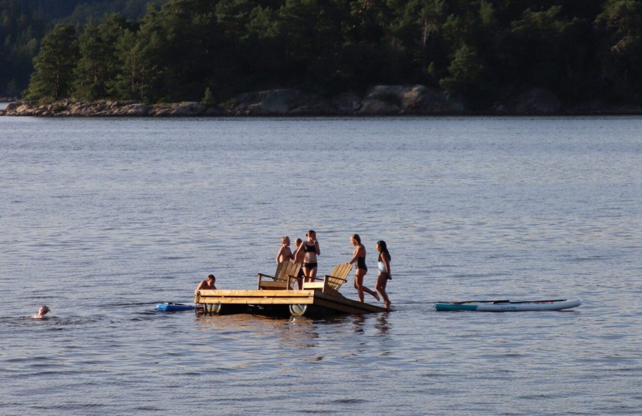 Barn som leker vid brygga