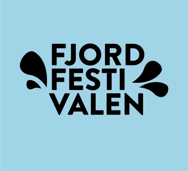 Fjordfstivalen med ljusblå bakrund  