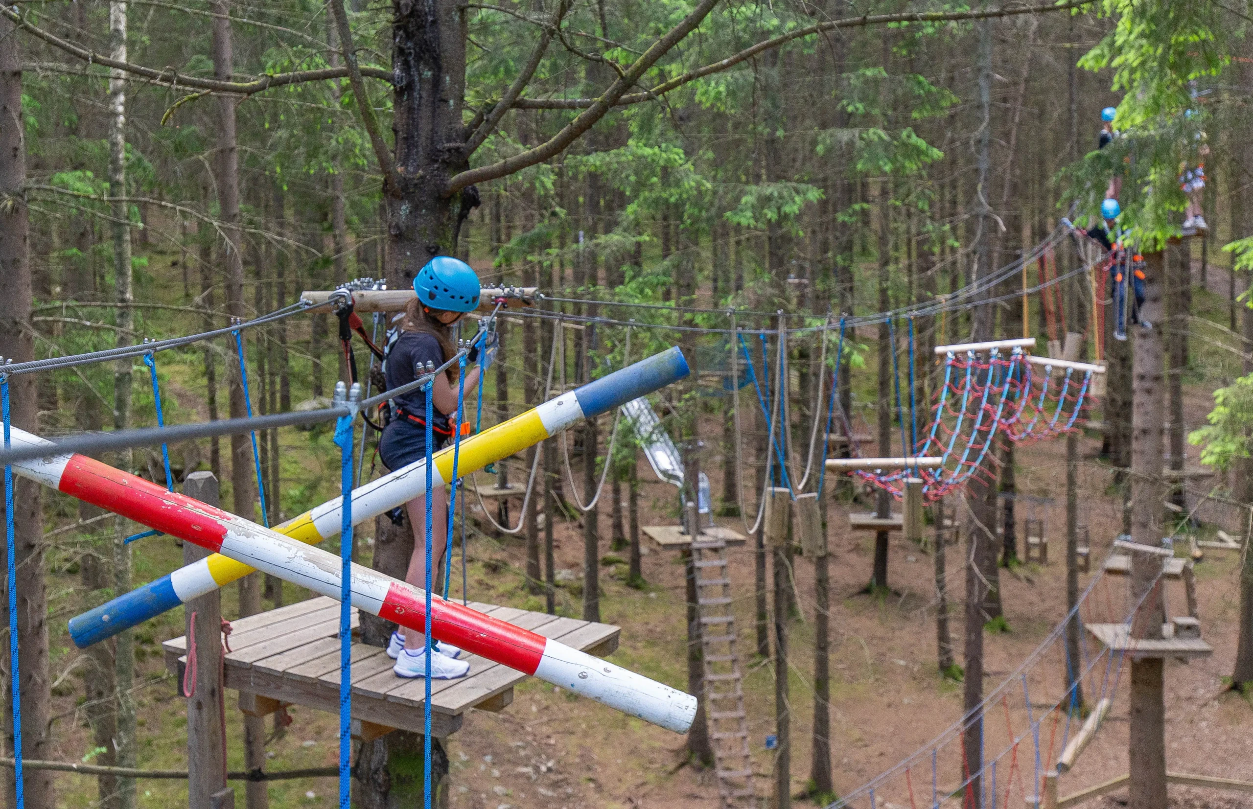 Barn som klättra på en höghöjdsbana 