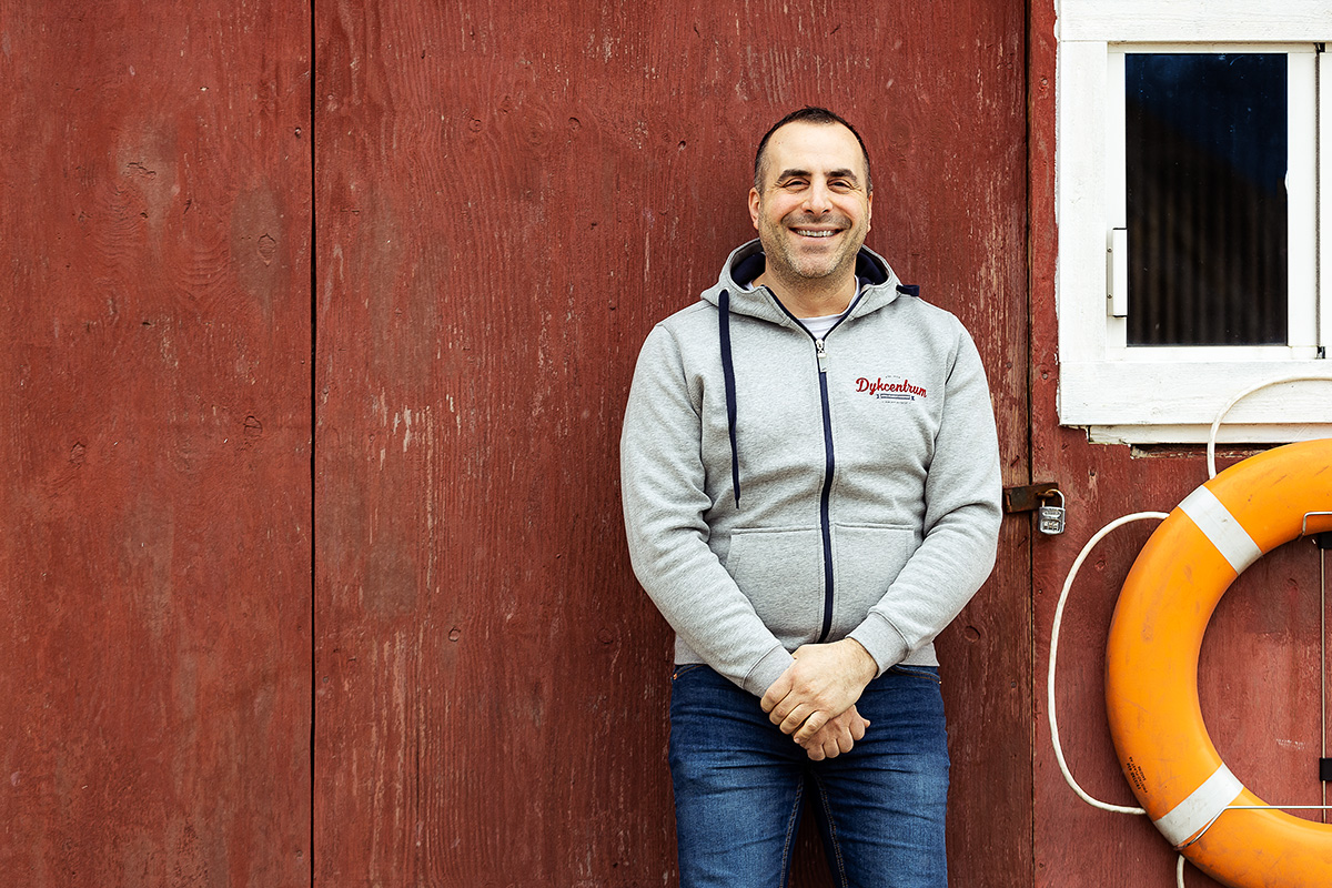 Nicolas vid rod vägg 