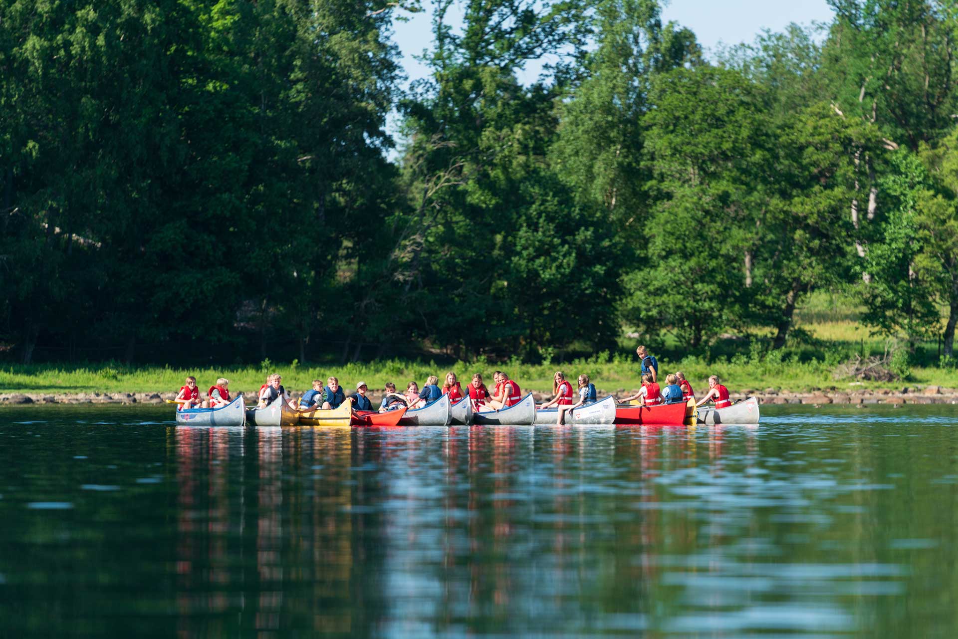 Barn som paddlar kajak 
