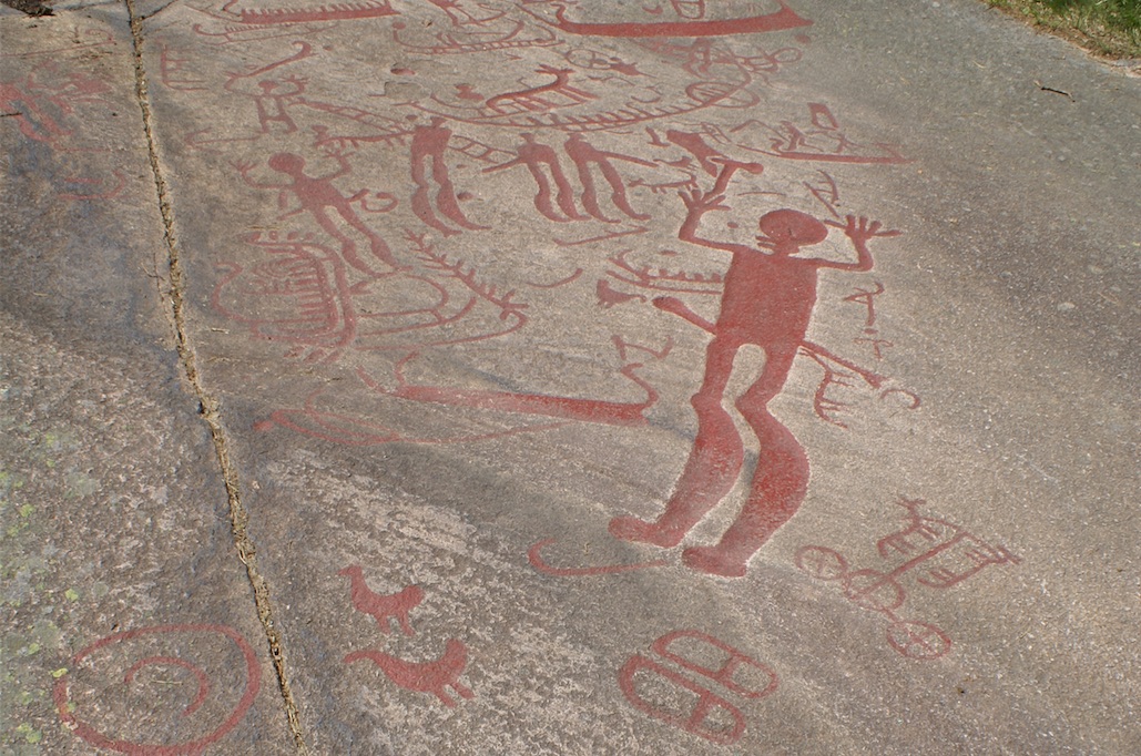 Under hällristningsveckan arrangeras visningar av hällristningarna i Backa. 