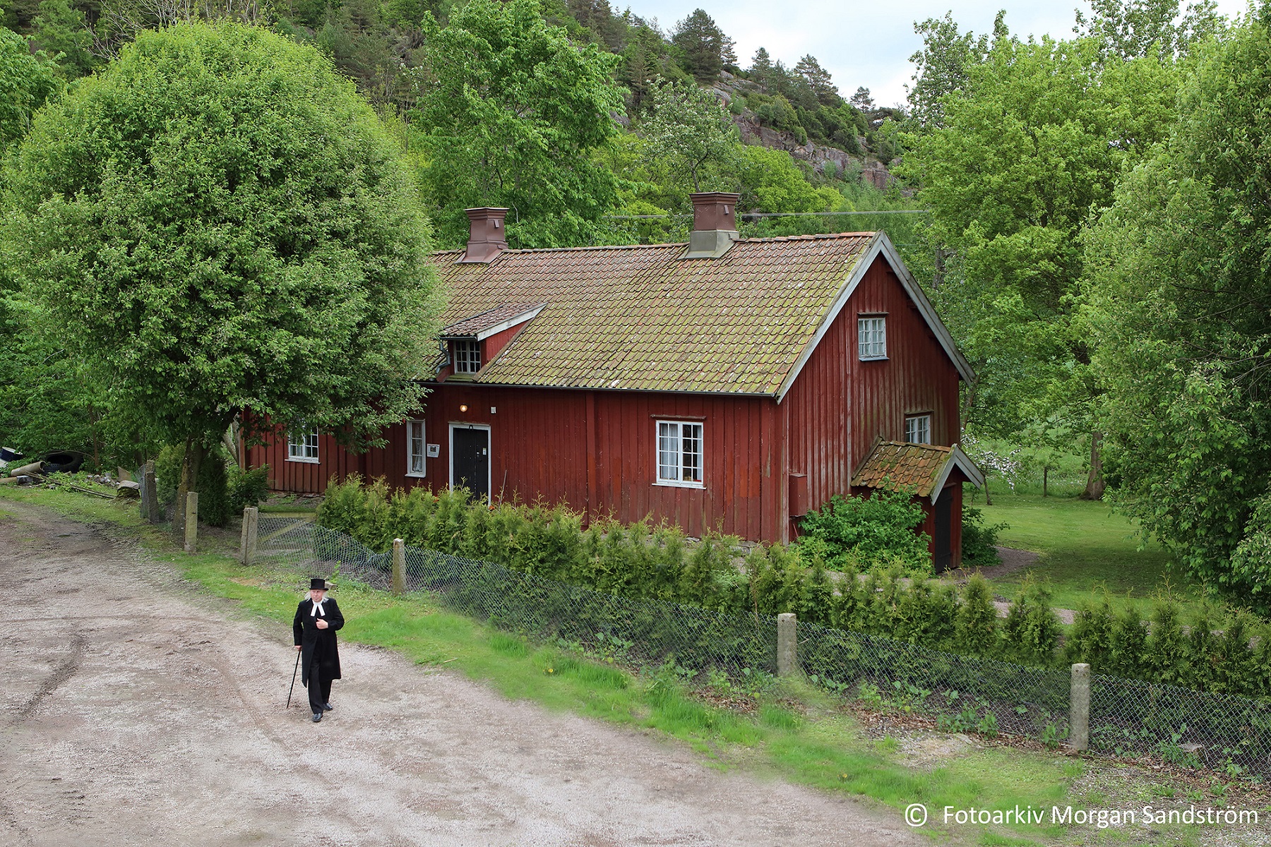 Arne Trygg som prosten Thuden utanför museet