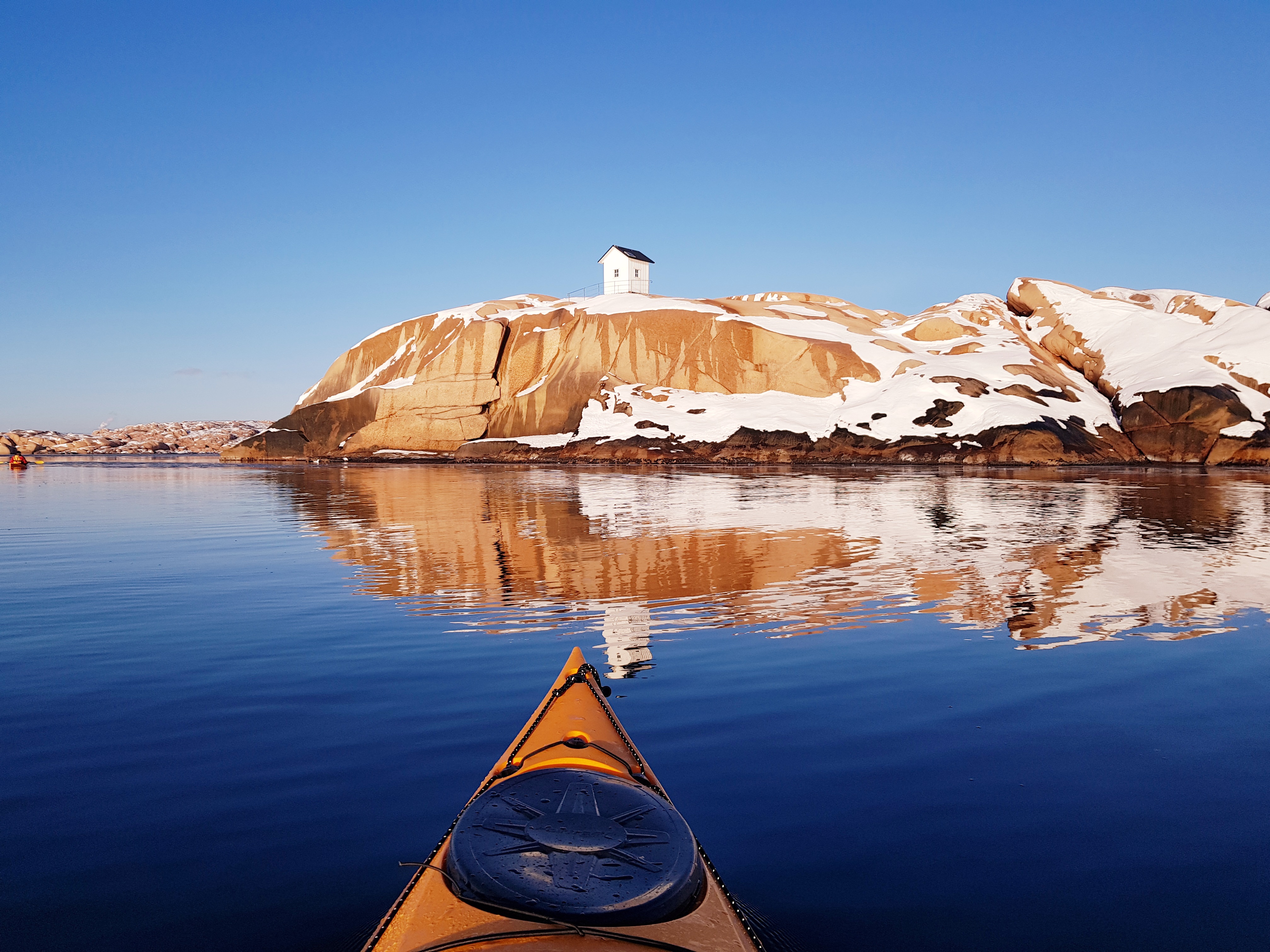 Stångehuvuds naturreservat sett från havet under en kajaktur
