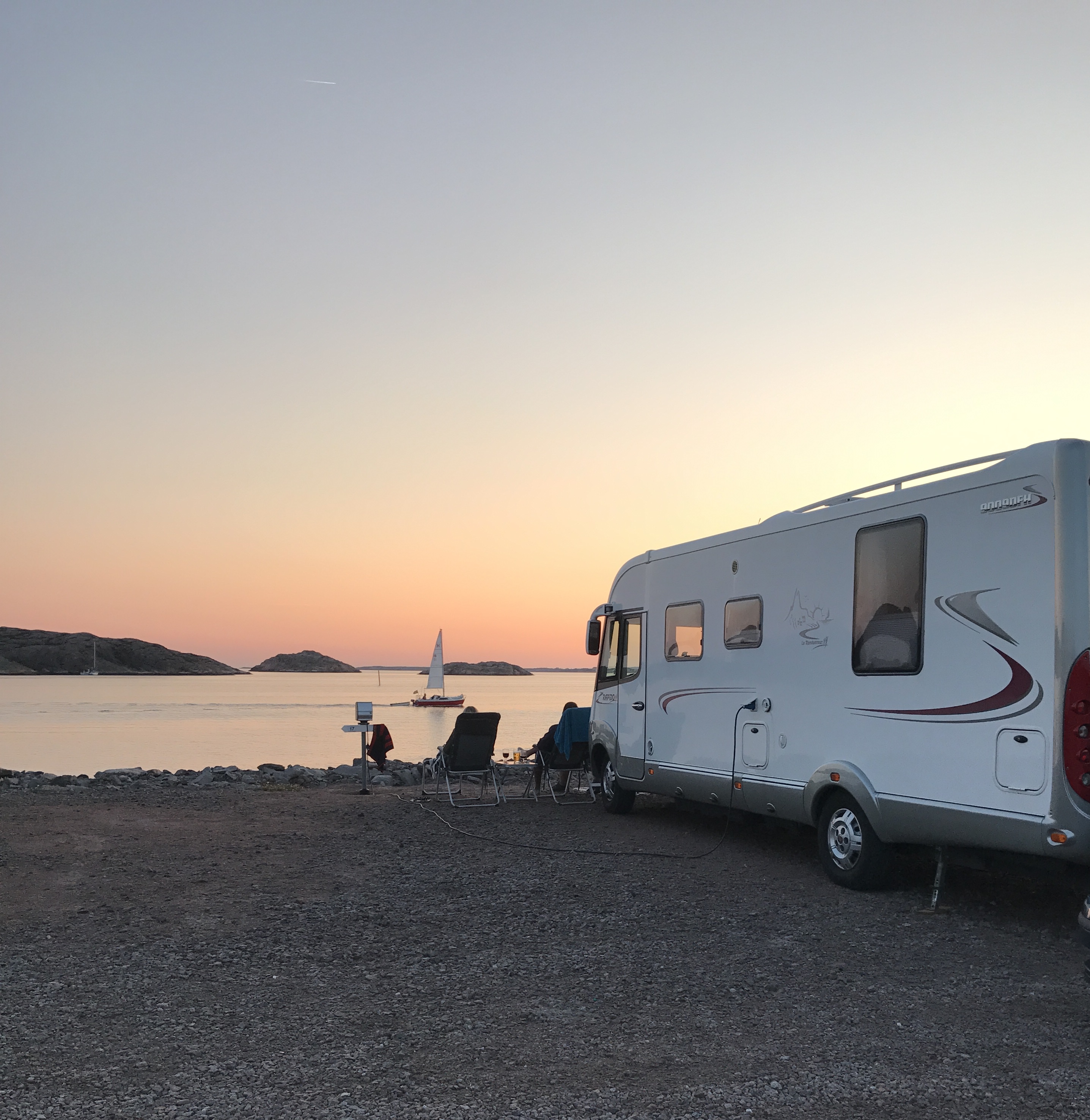 Husbil i solnedgång