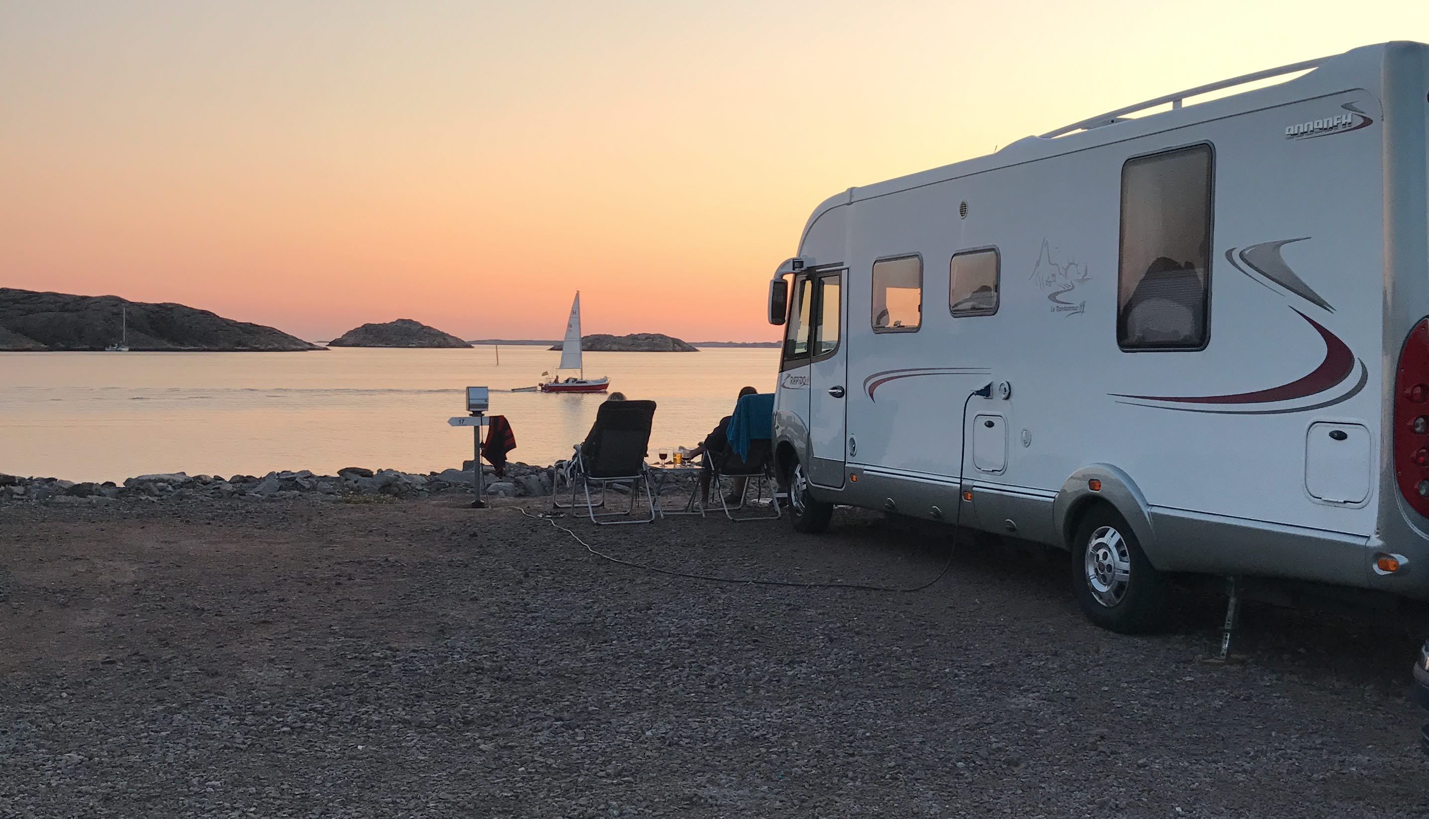 Husbil i solnedgång