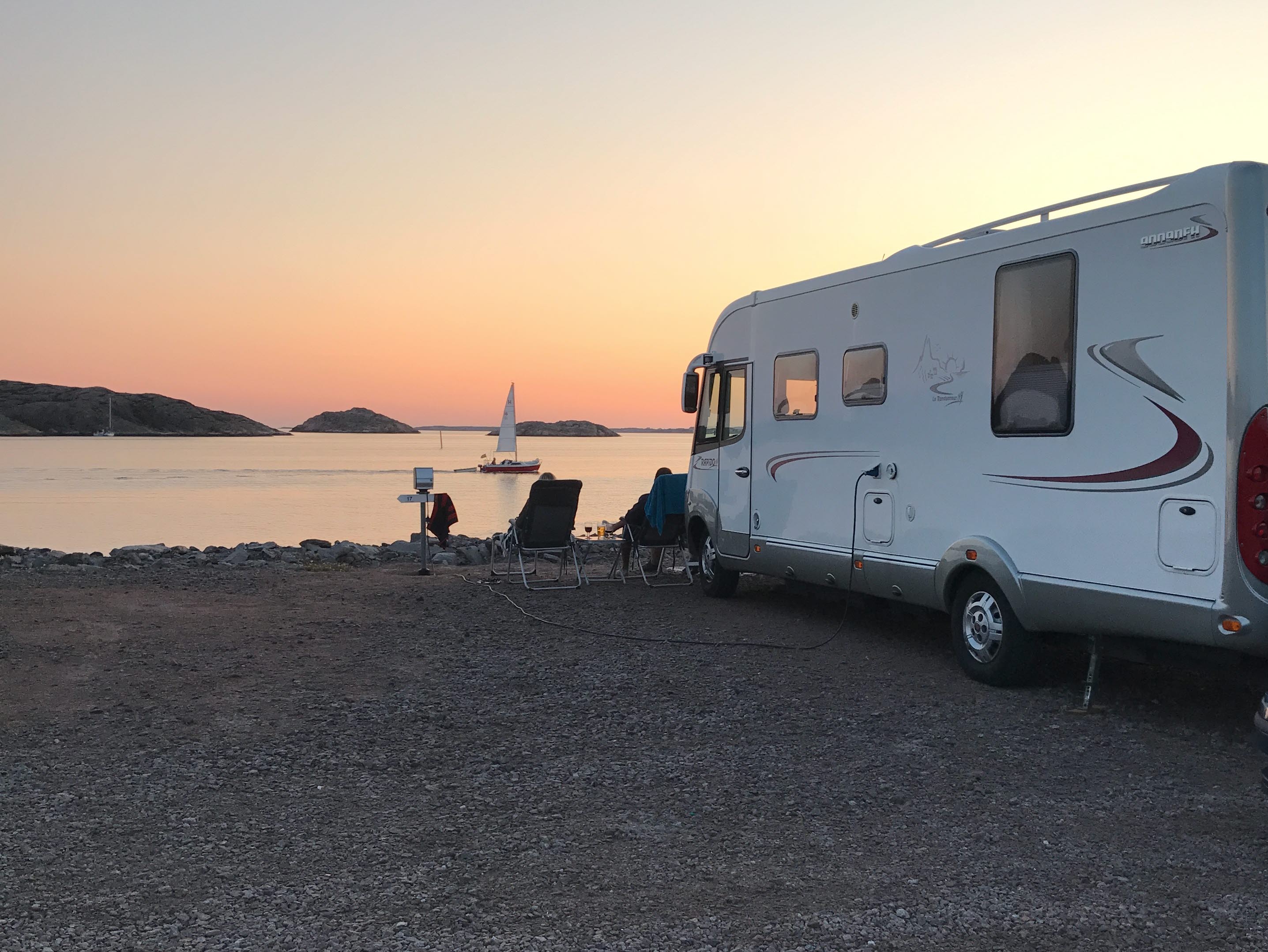 Husbil i solnedgång