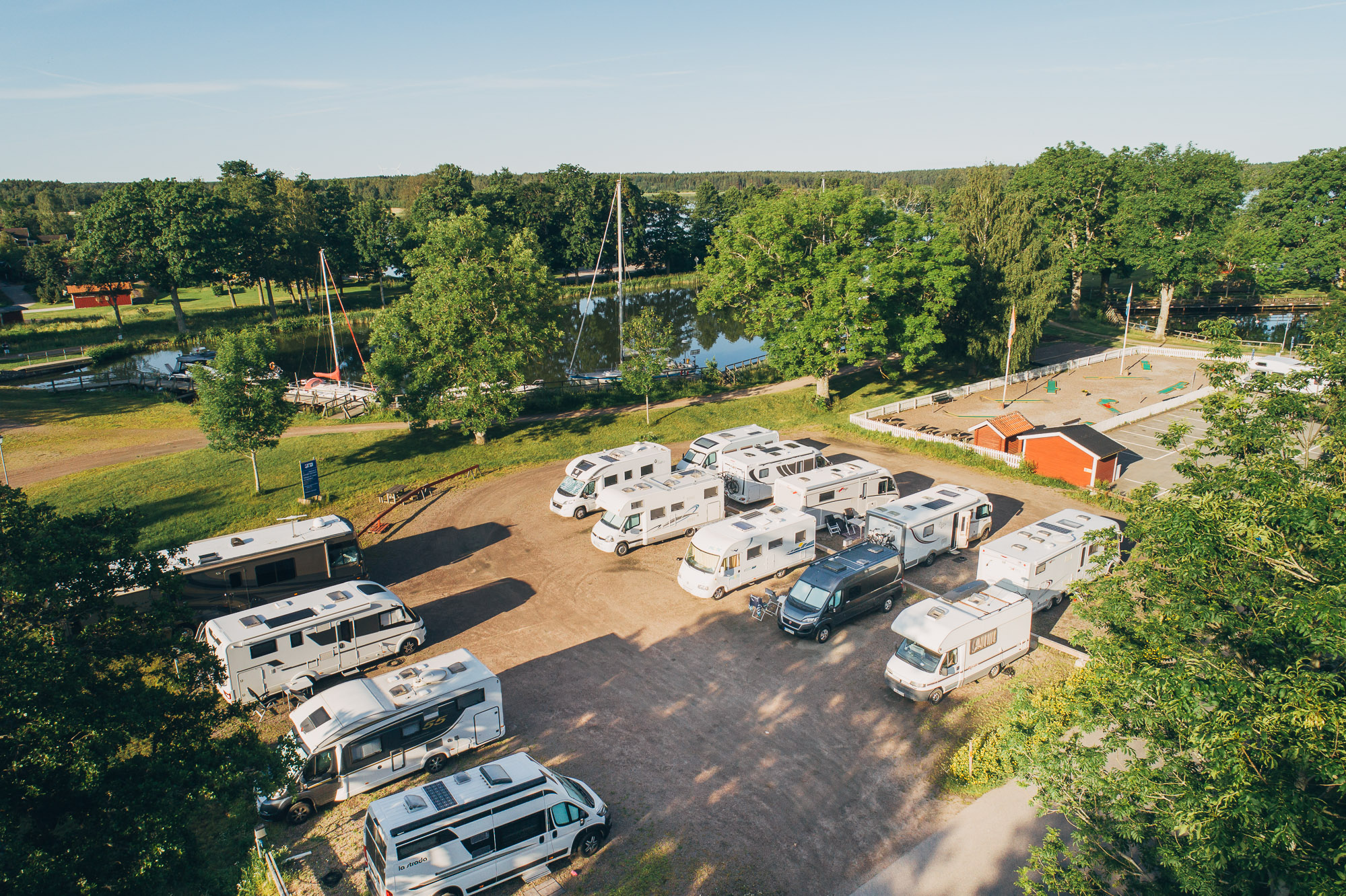 Husbilar vid Göta kanal.