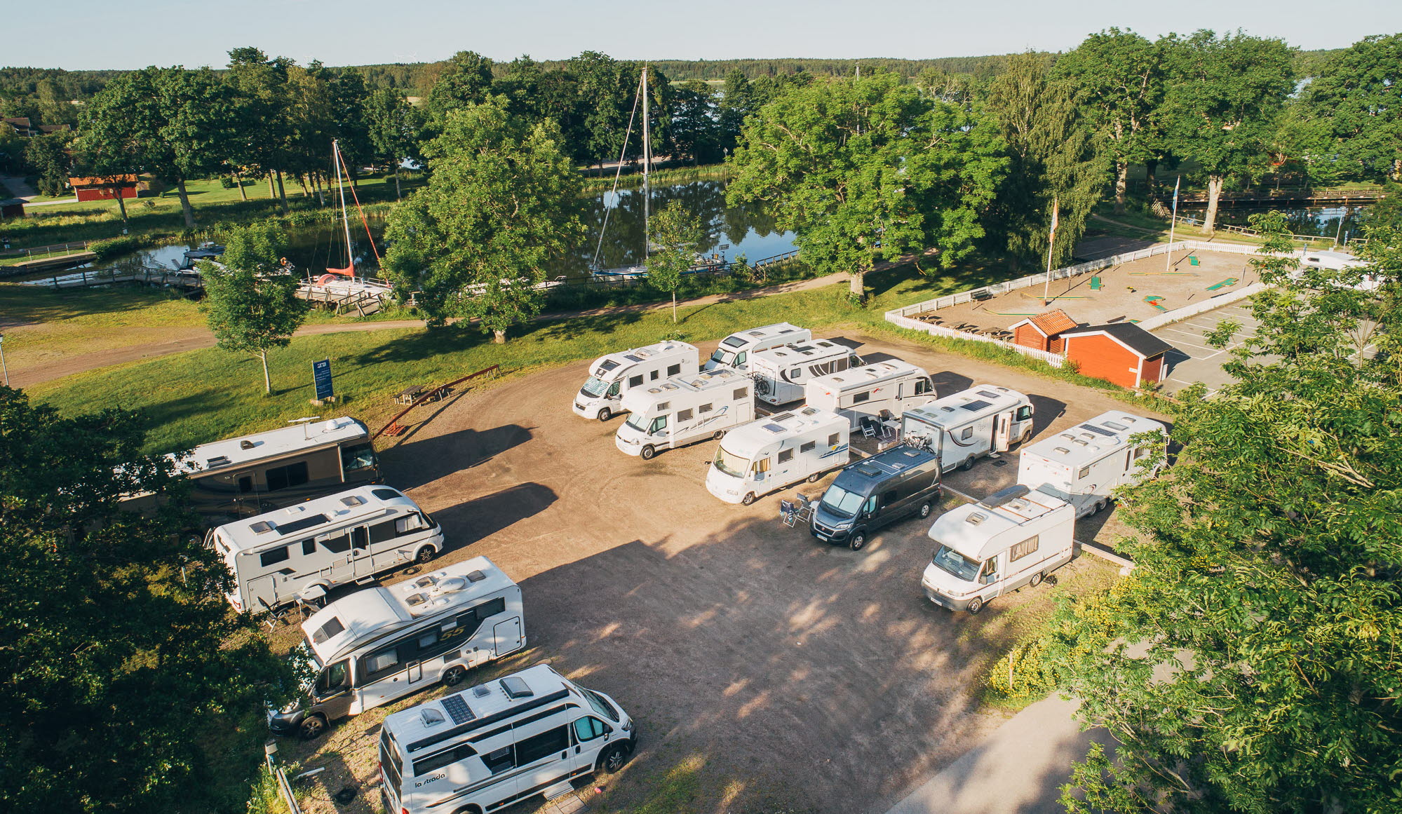 Husbilar vid Göta kanal.