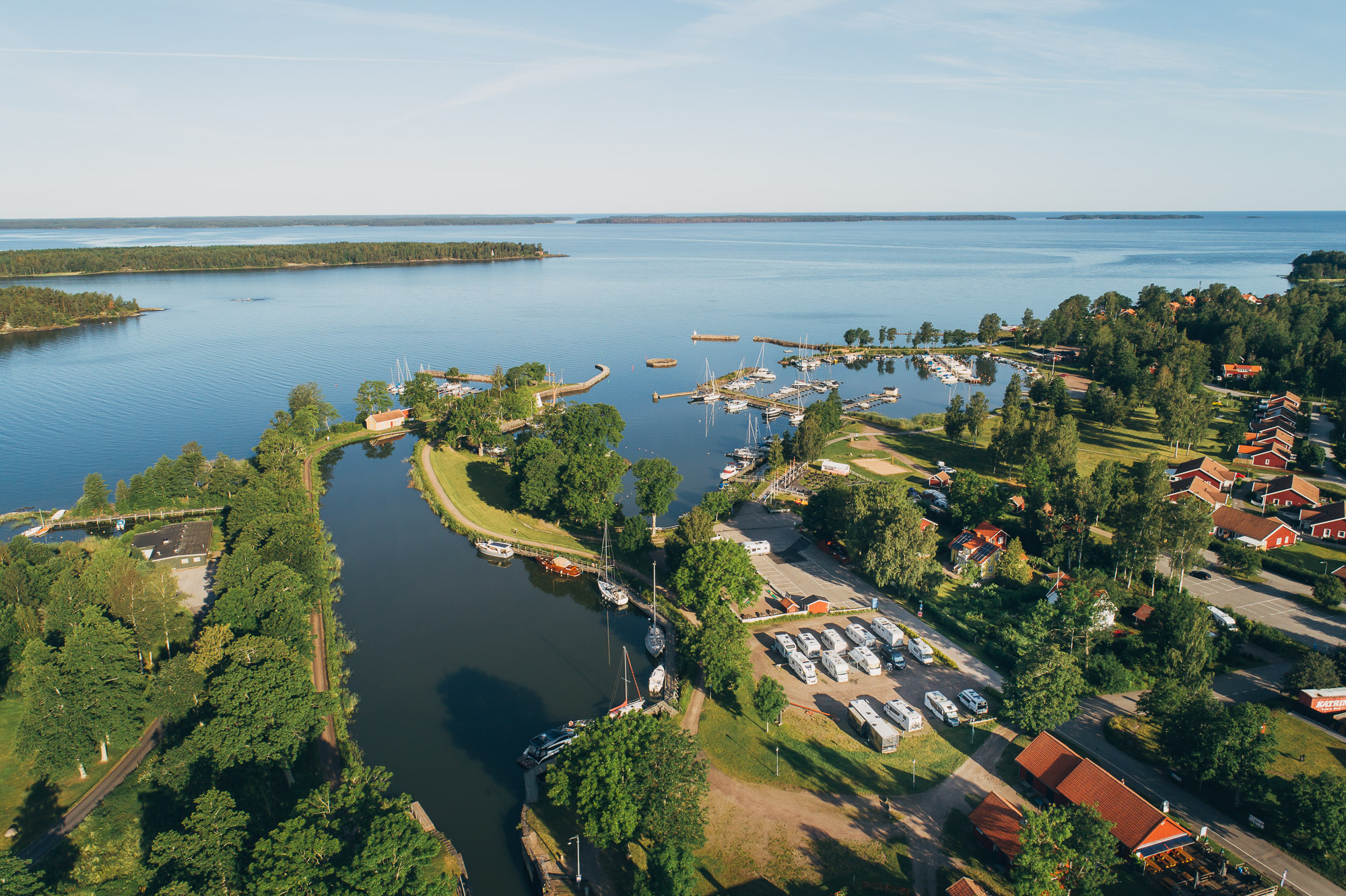 Flygfoto över delar av Sjötorp, vid Vänern och Göta kanal. 