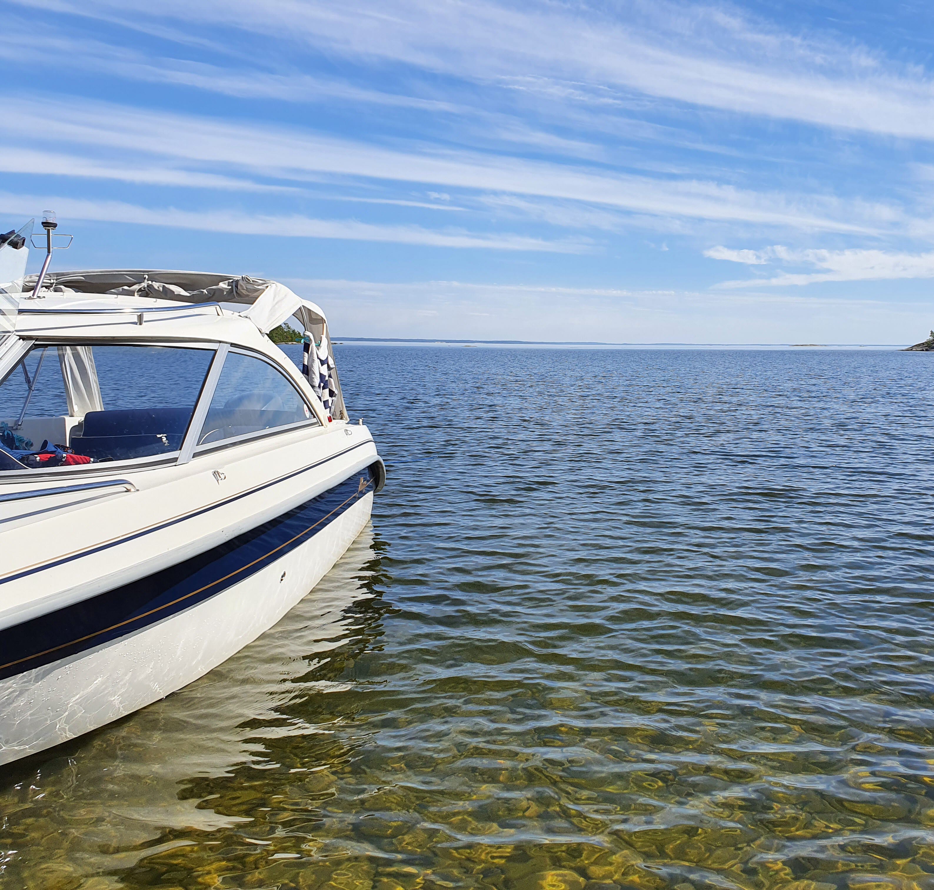 Båt, sjö och horisont.