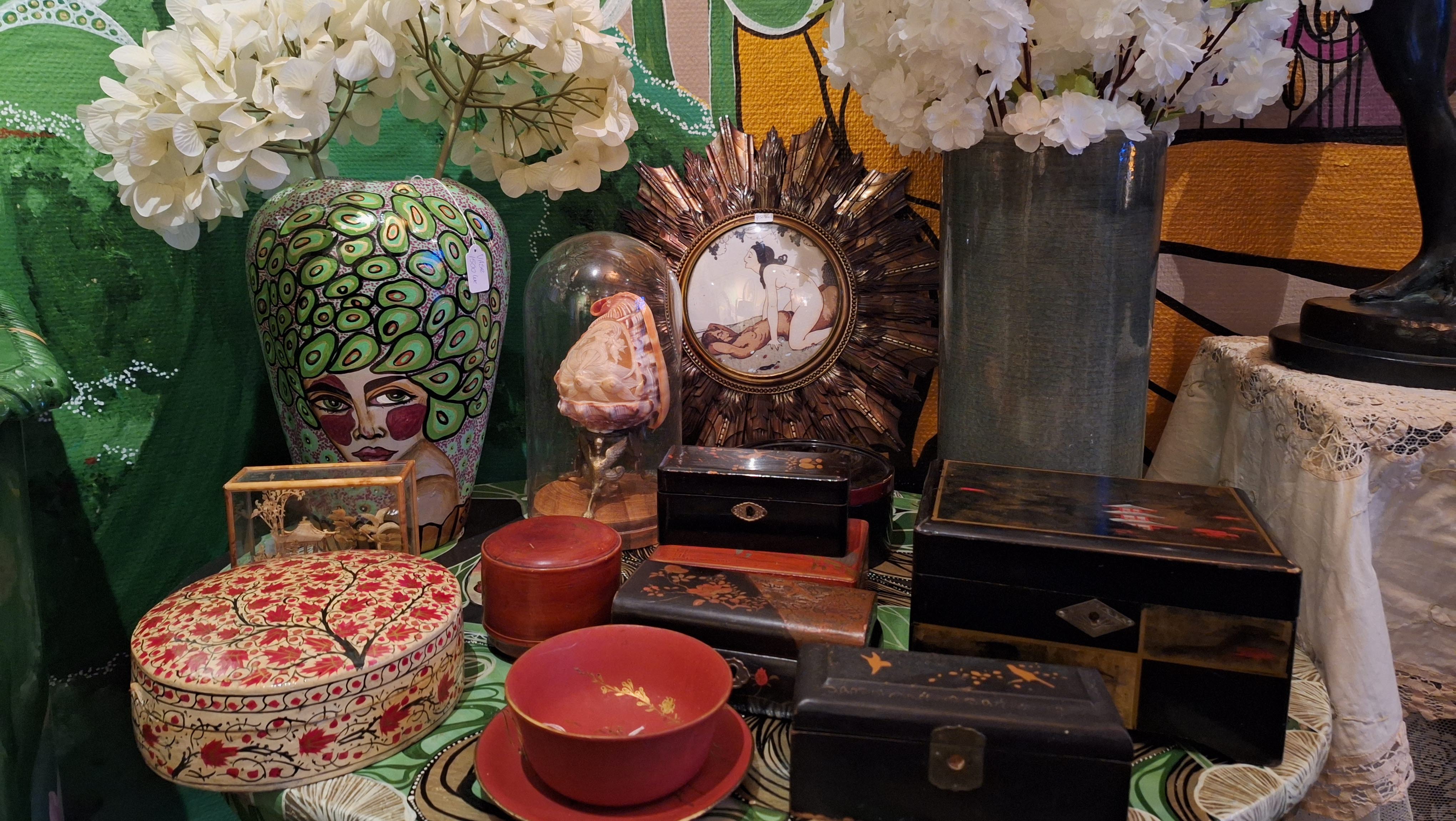 Askar, vaser och inredningsdetaljer i butiken The Bohemian Emporium i Mariestad.