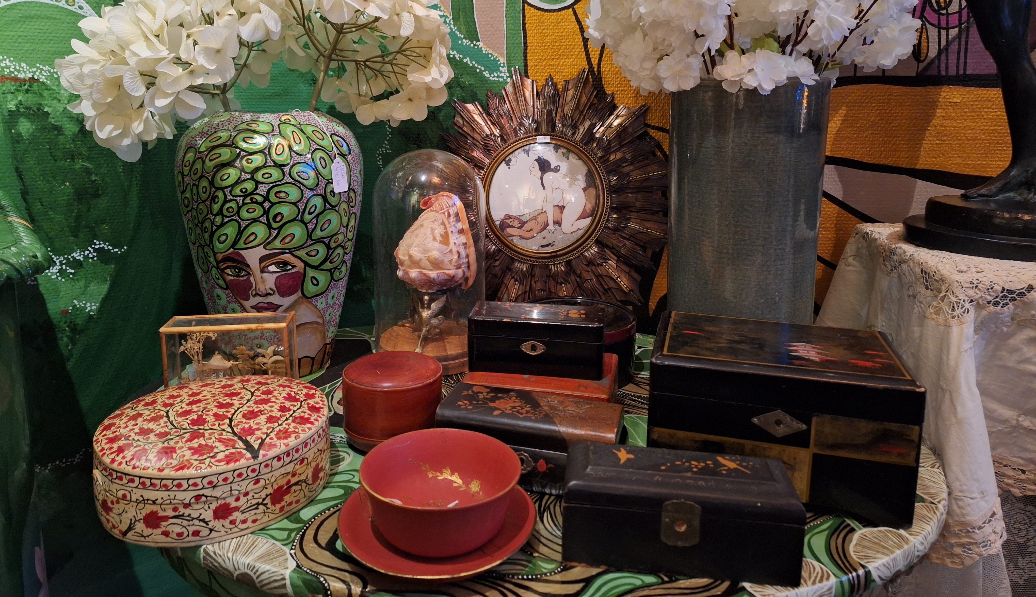 Askar, vaser och inredningsdetaljer i butiken The Bohemian Emporium i Mariestad.