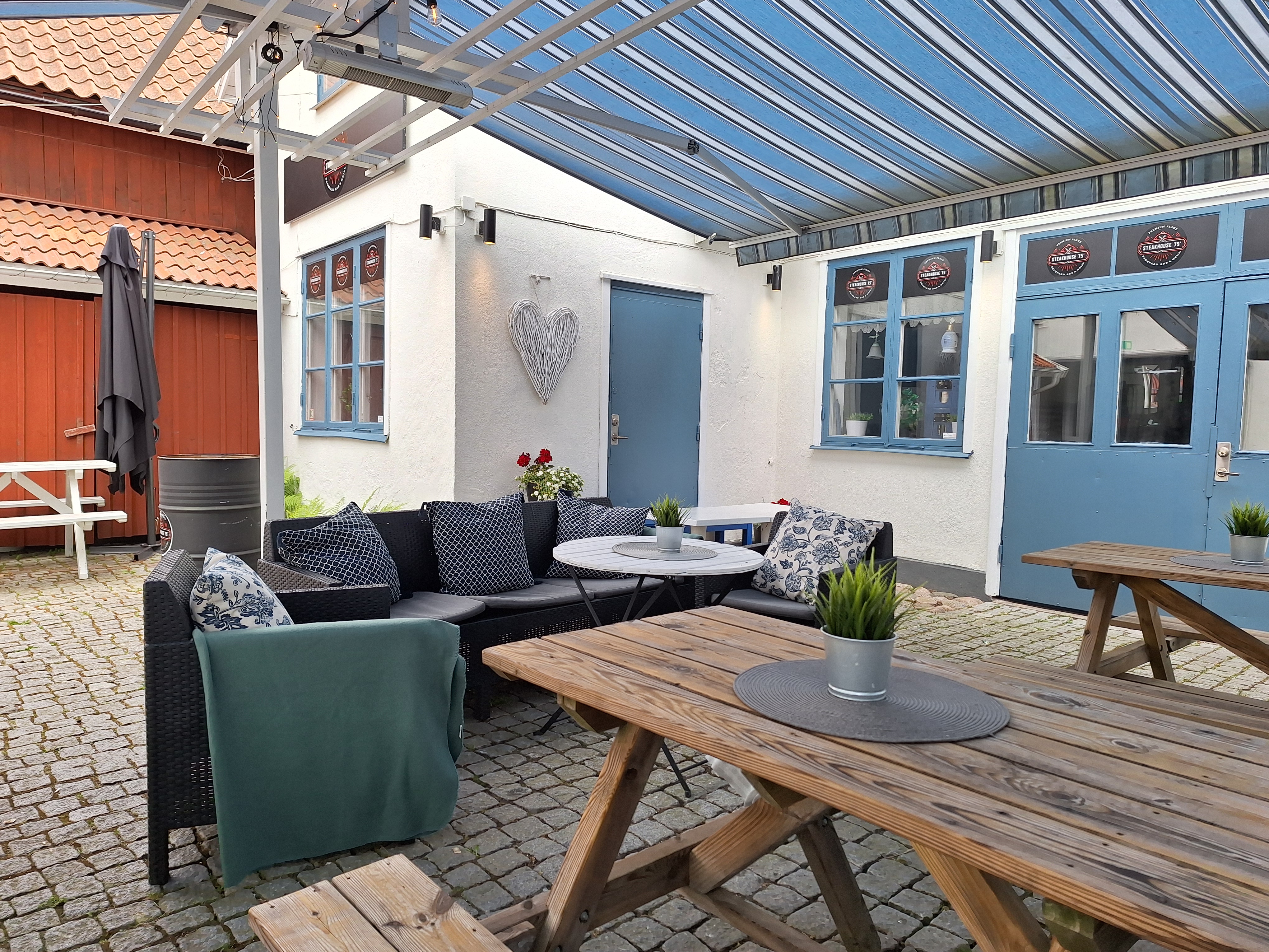 Innegården och uteservering på Steakhouse 75 i Mariestad. 