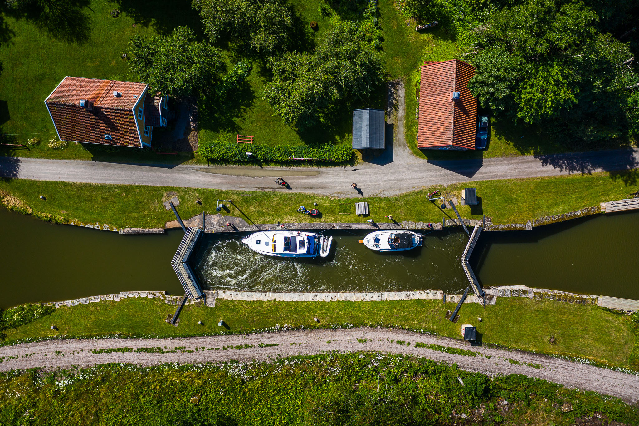 Flygbild över båtar som slussar i Göta kanal. 