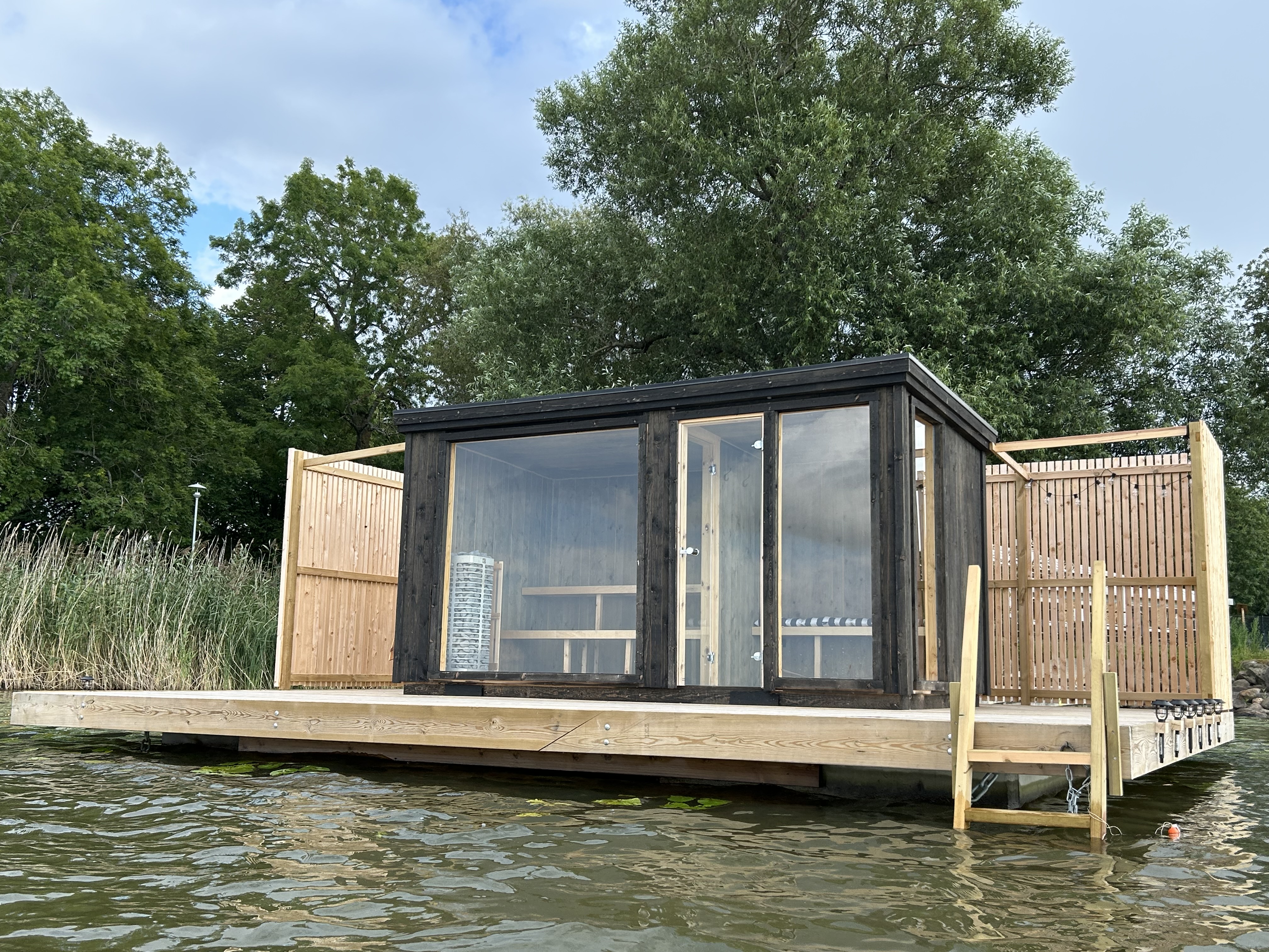 Bastuflotte från sjösidan.