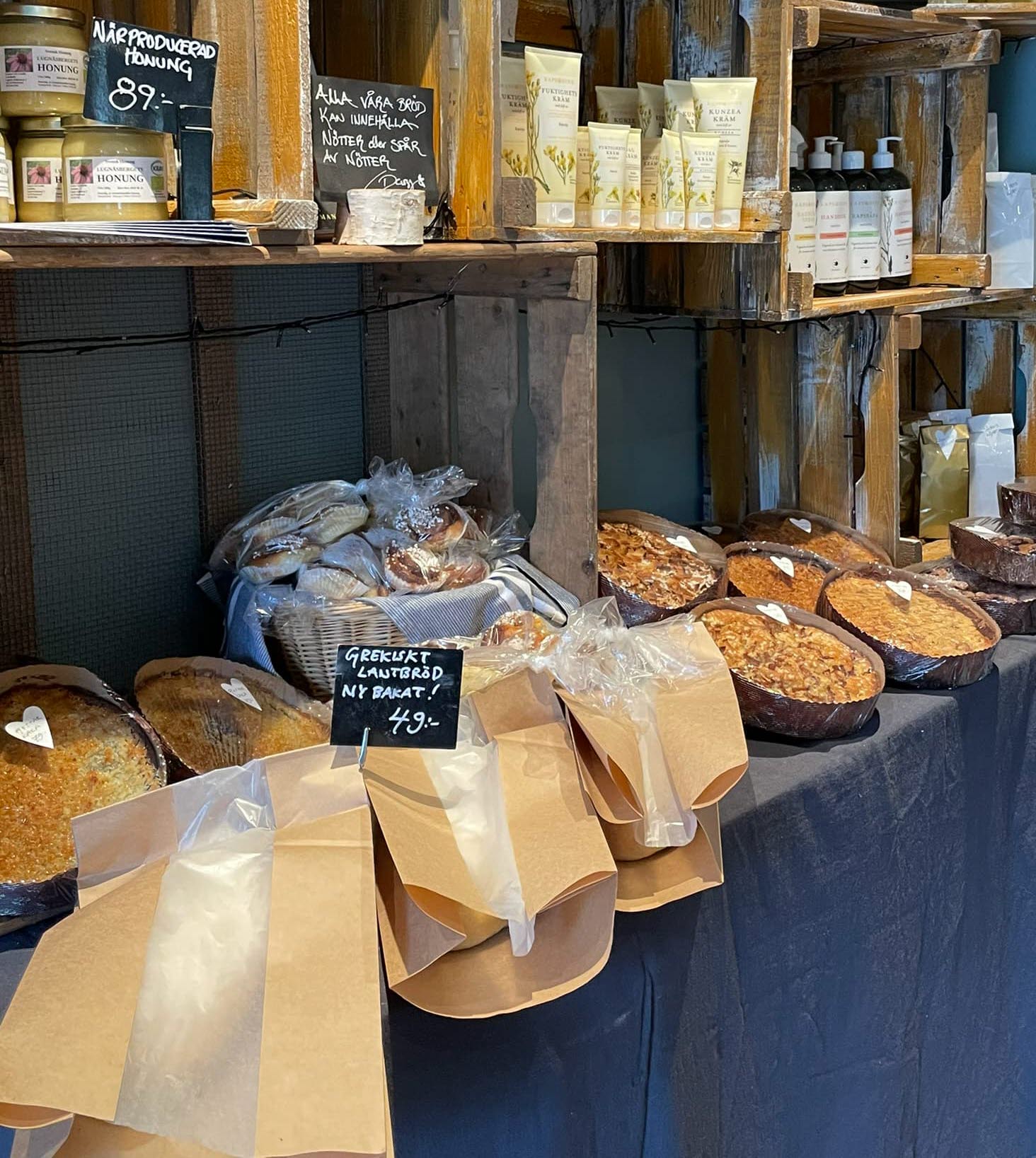 Hylla med bröd, bakverk och andra produkter.