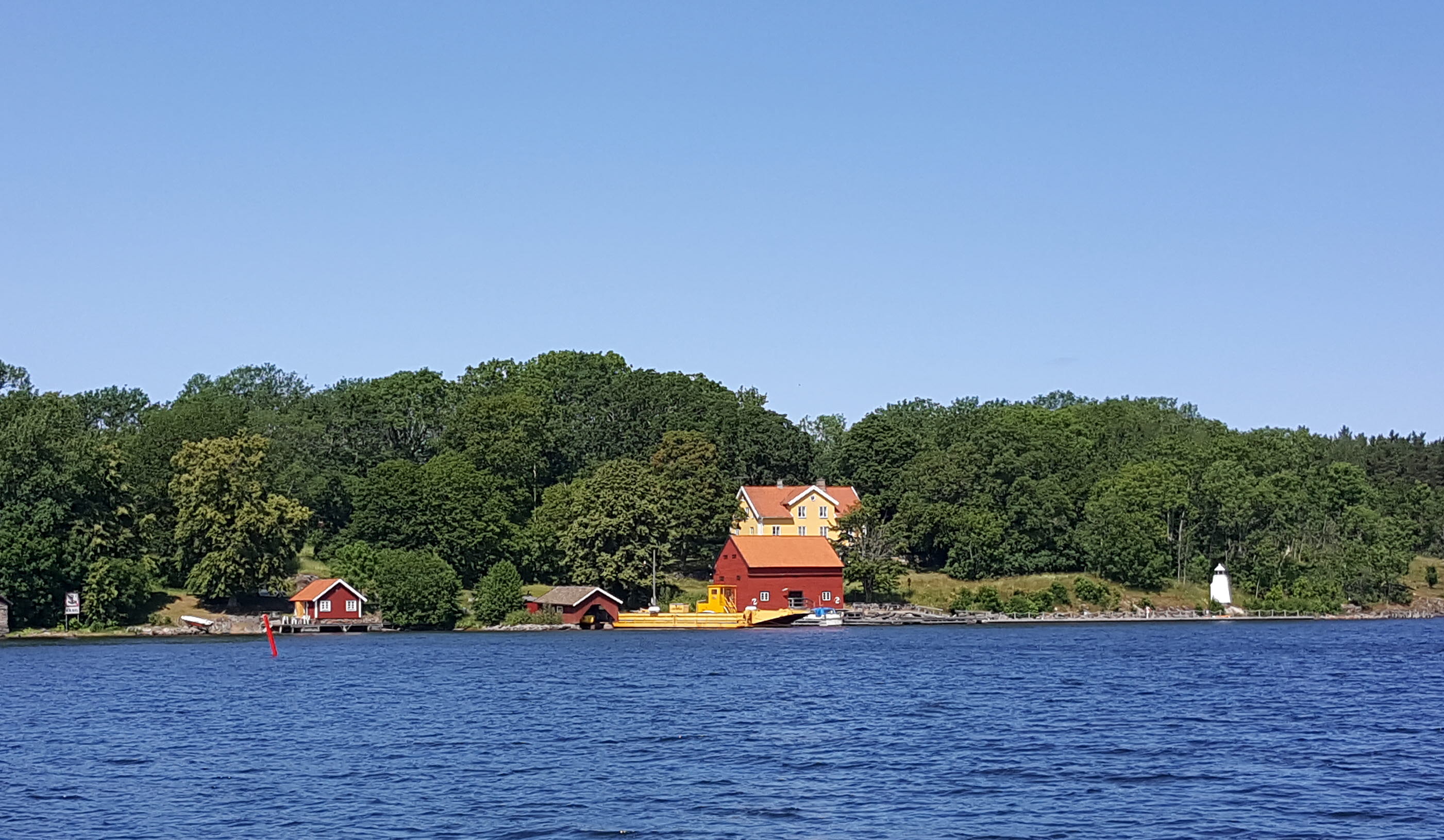 Vy över Brommösundet mellan Torsö och Brommö där färjan ligger i land. 
