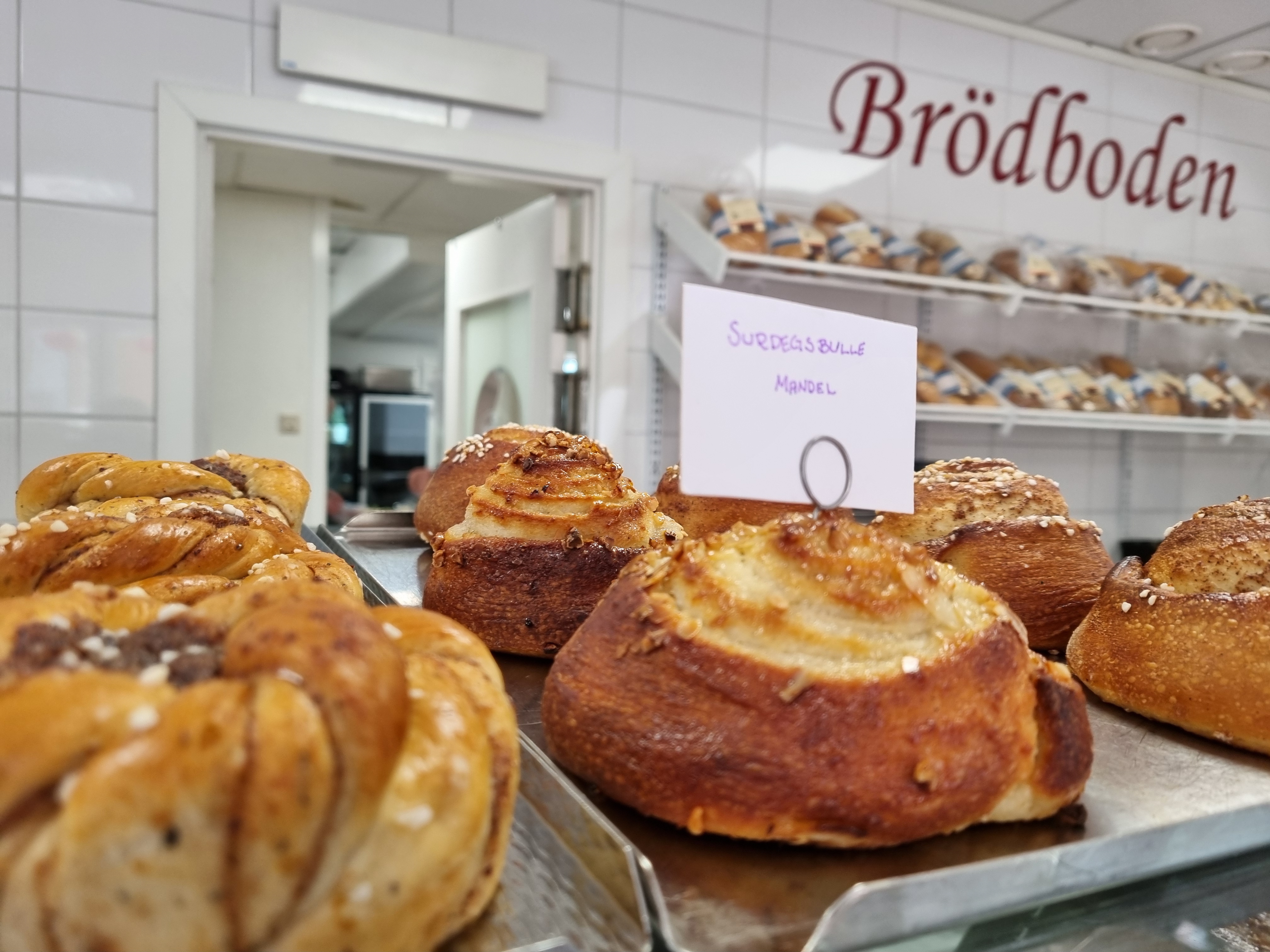 Bullar på hylla i bageri i närbild.